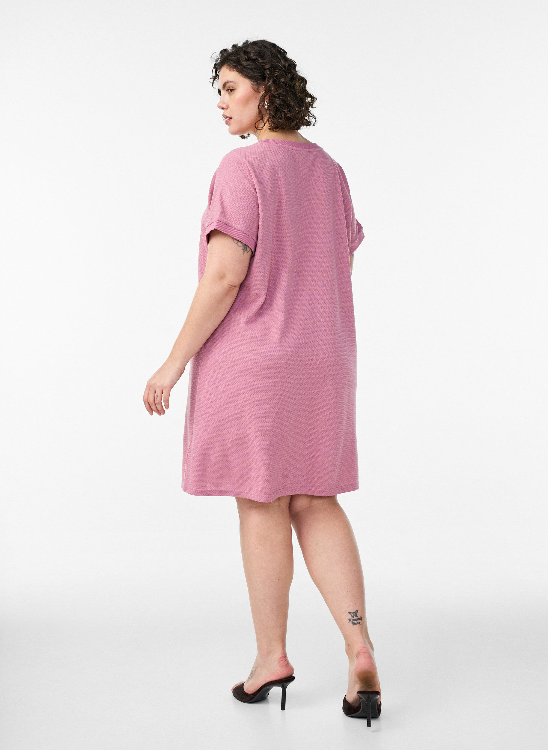 Zizzifashion Short textured jersey dress with a round neck, Rose, Model image number 2