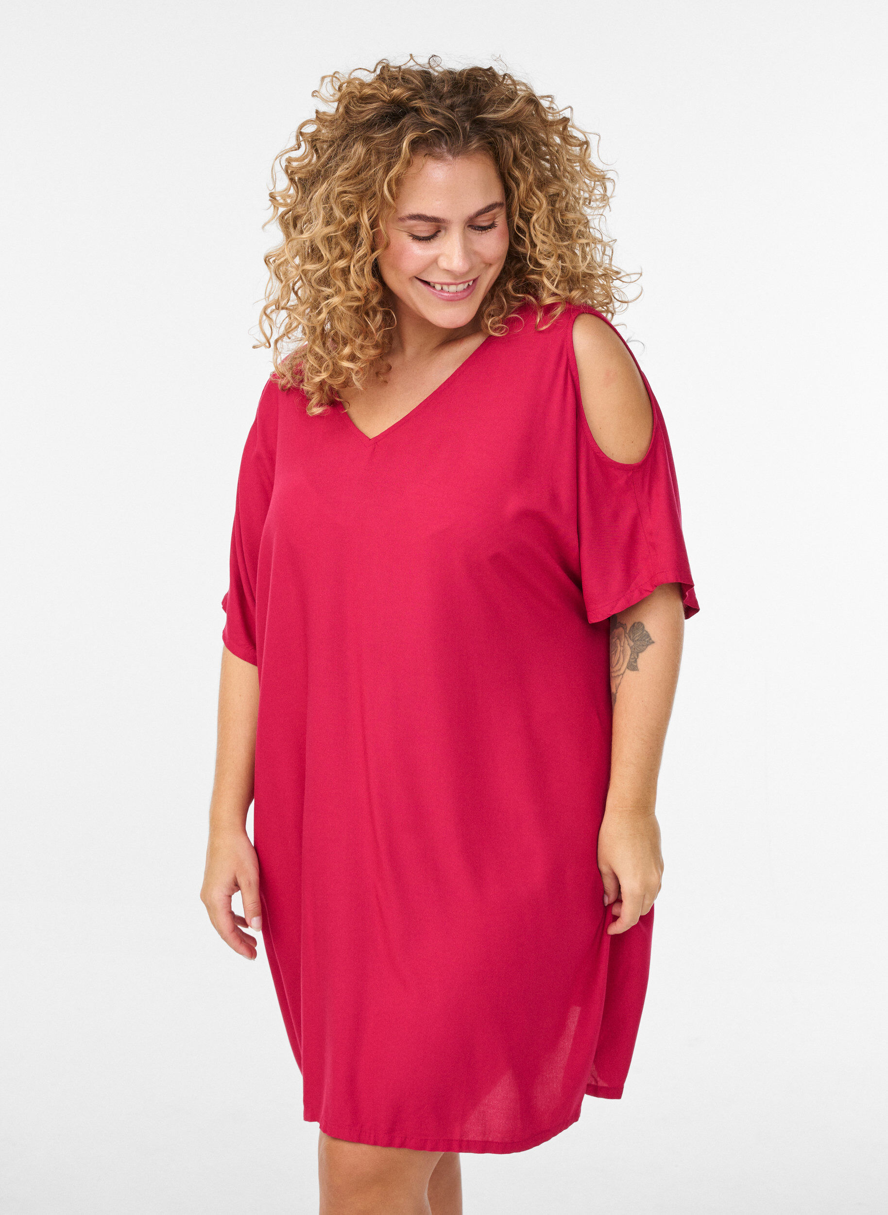 Beach dress in viscose with shoulder detail, Pink, Model