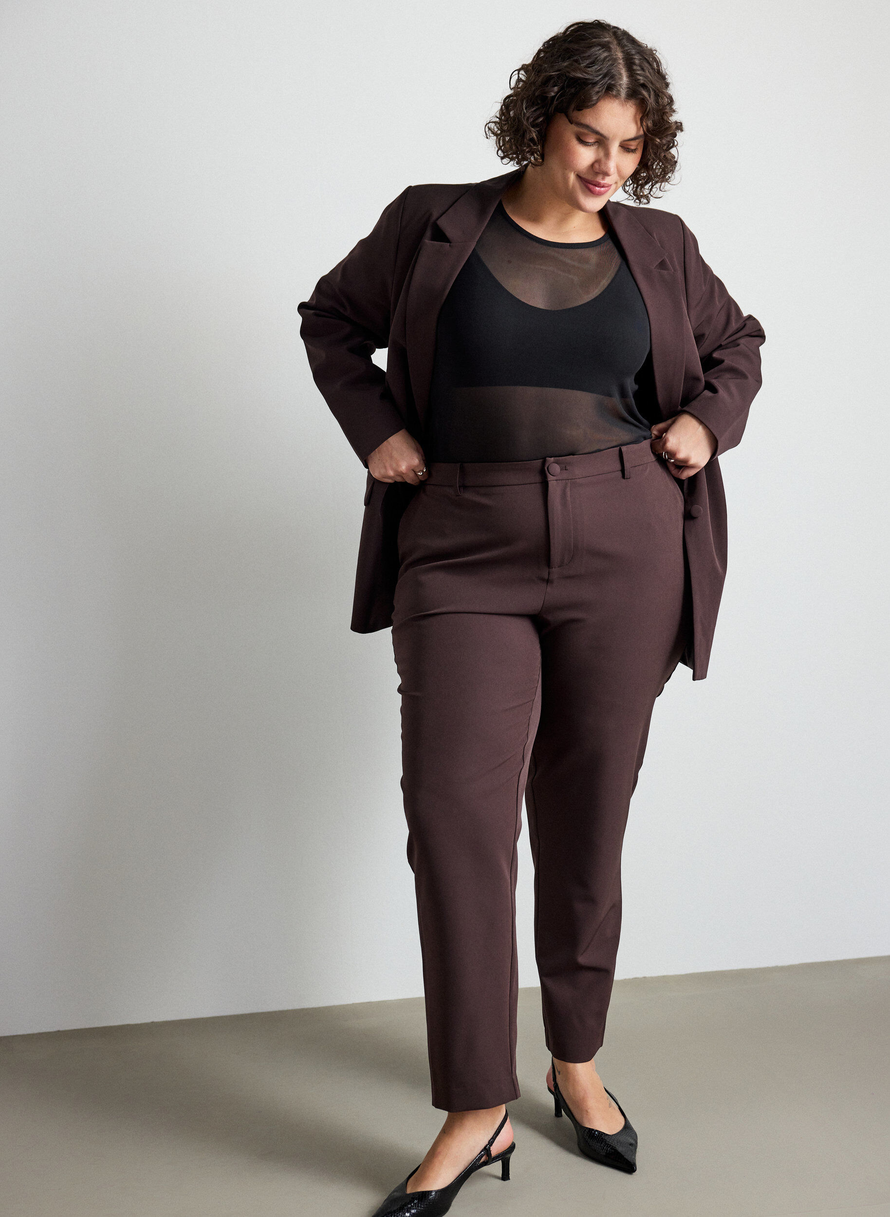 Trousers with pockets and straight legs, Brown, Model