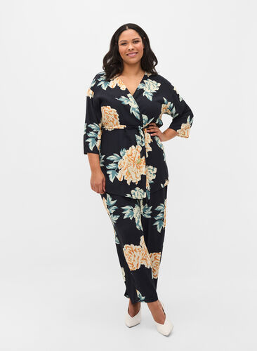 Loose-fitting viscose trousers in floral print, Roses on Navy, Model image number 0