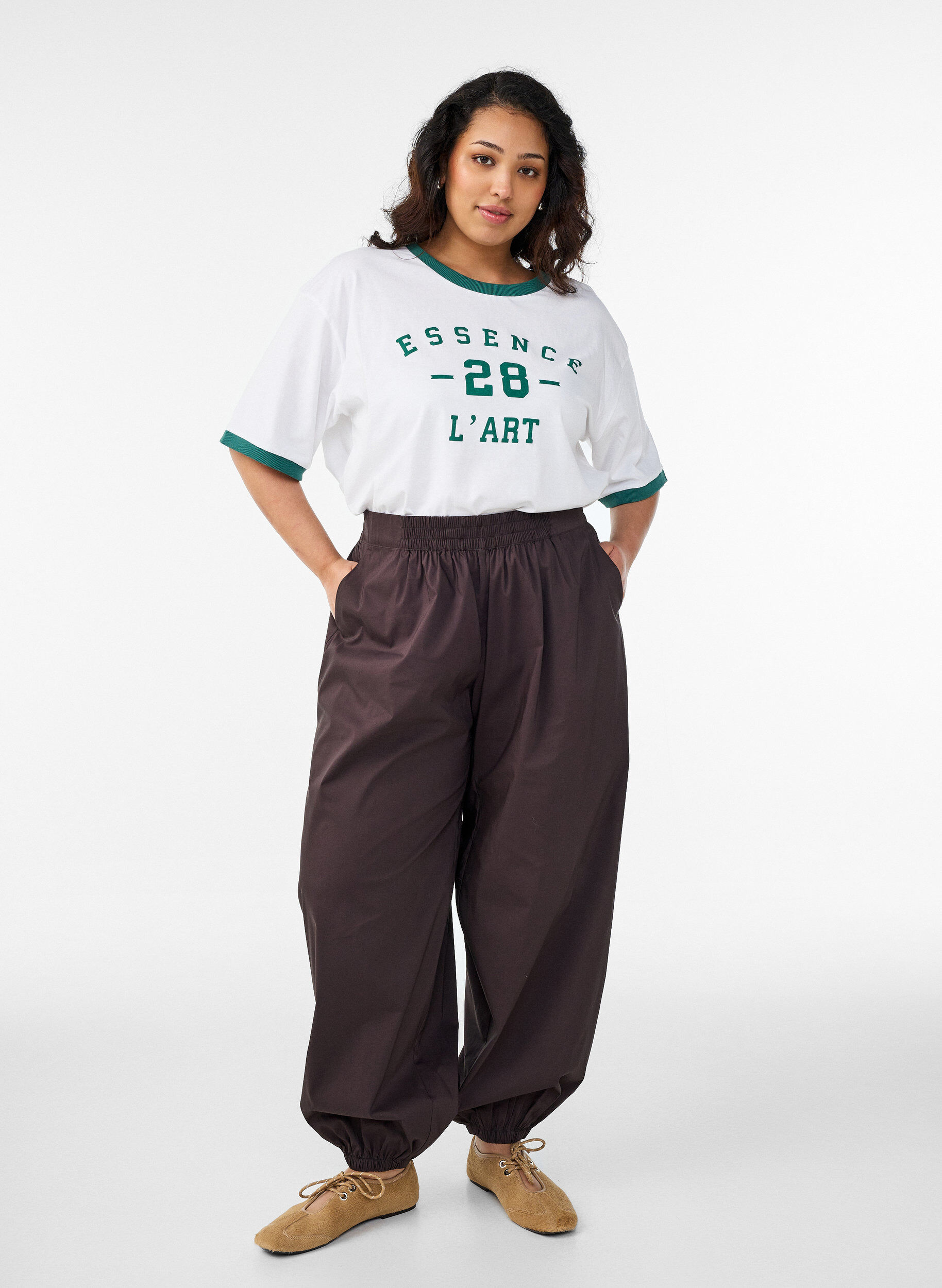 Balloon trousers with pockets and an elasticated waistband, Brown, Model