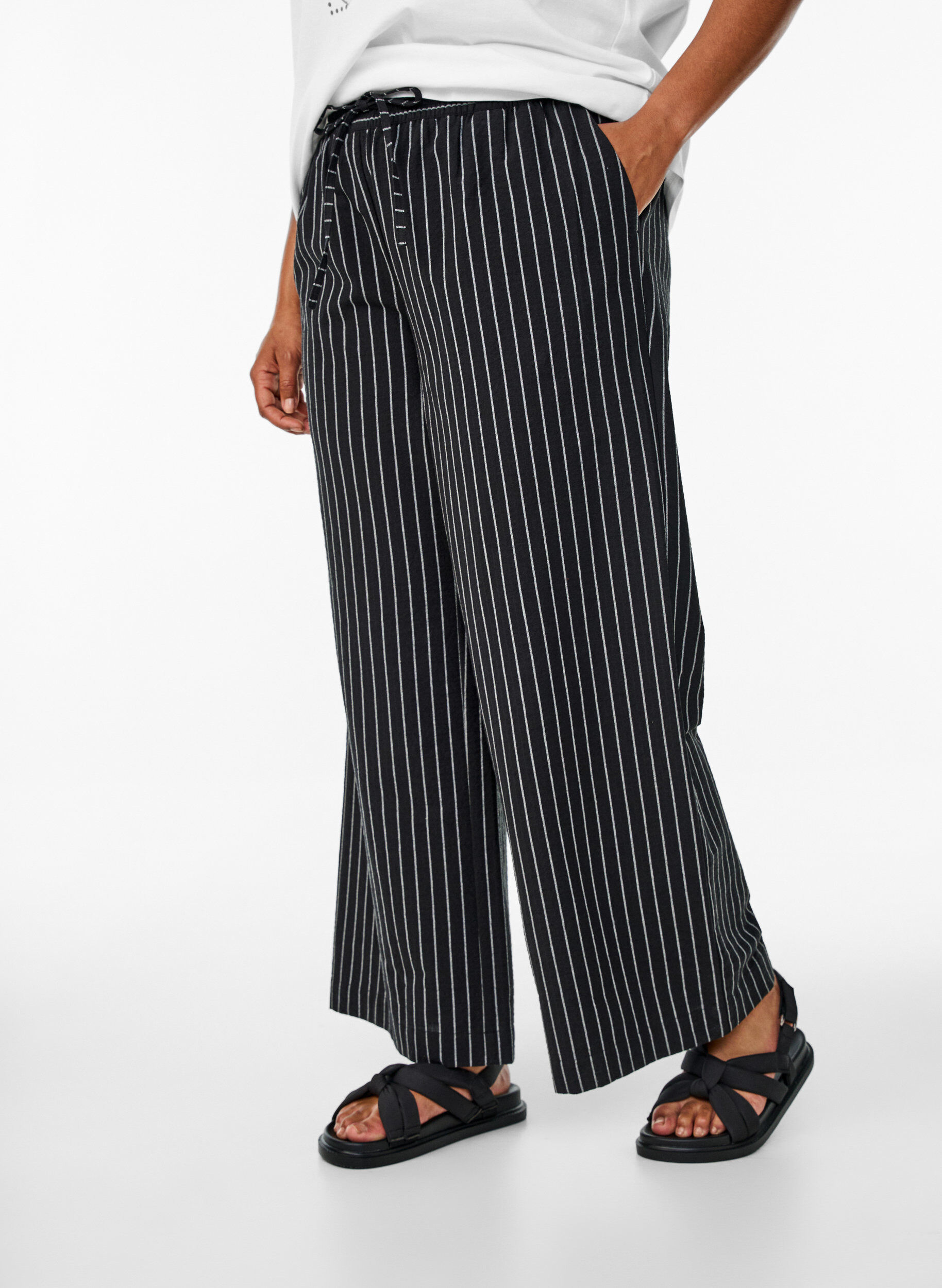 Zizzifashion Loose trousers with high waist and pockets, Black, Model image number 3