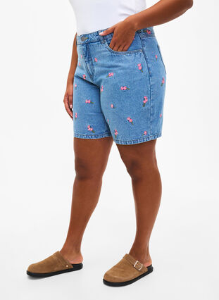 Denim shorts with embroidered flowers, Light Blue AOP, Model image number 2