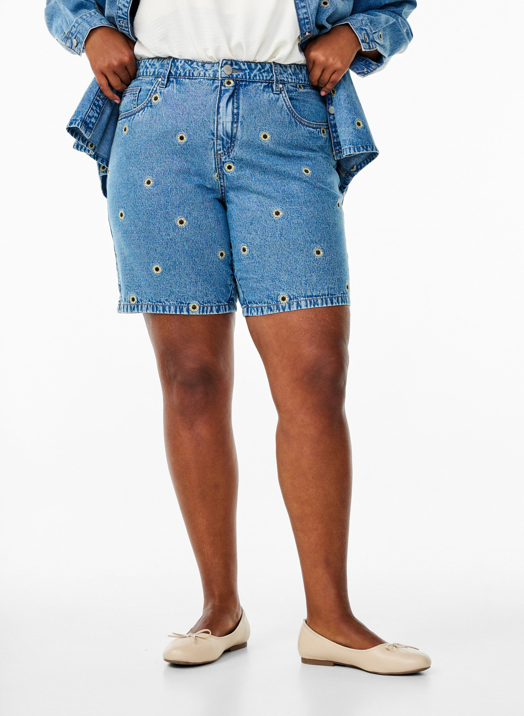 ZizzifashionDenim shorts with embroidered flowers, Light Blue, Model image number 2