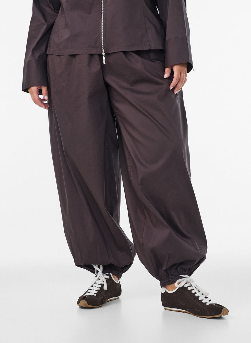 Balloon trousers with pockets and an elasticated waistband, Brown, Model image number 2