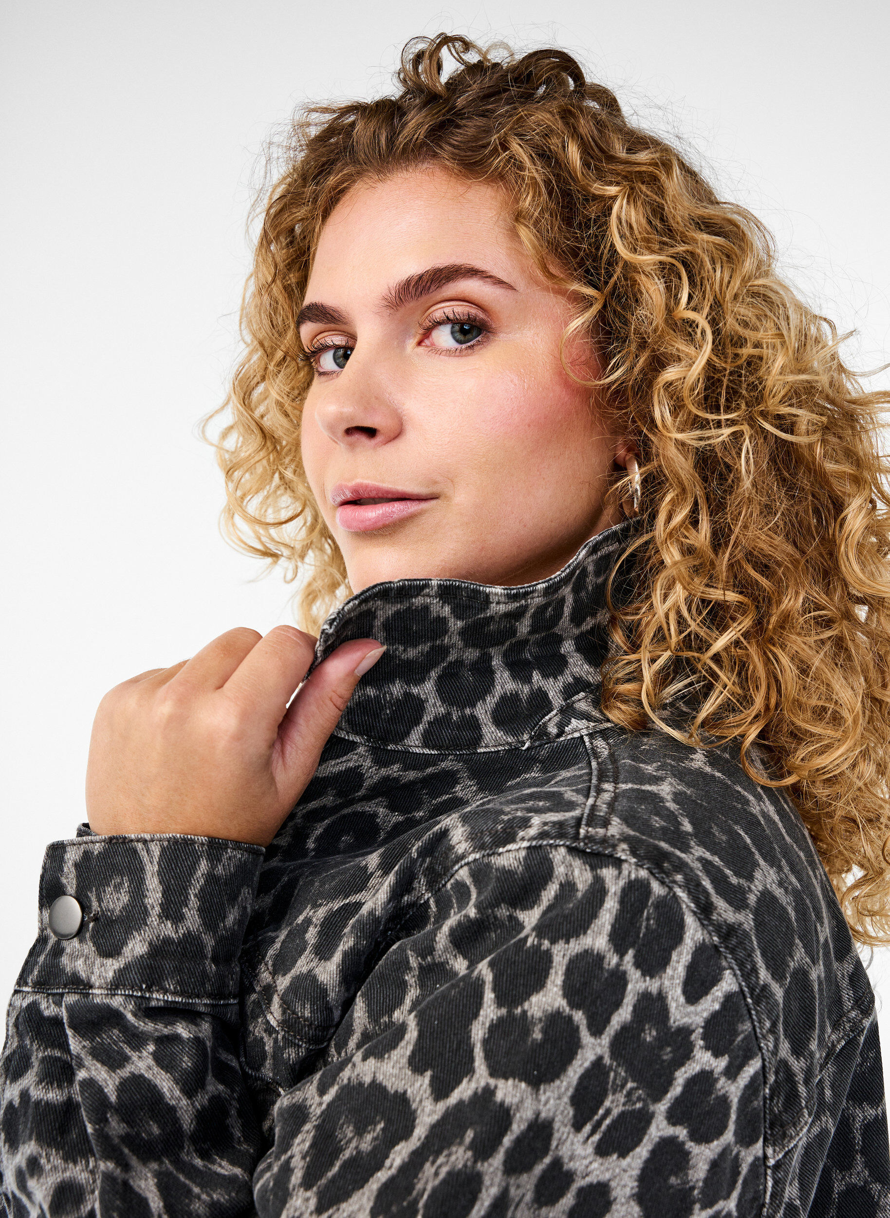 Zizzifashion Leopard print denim shirt with buttons, Dark Grey, Model image number 4