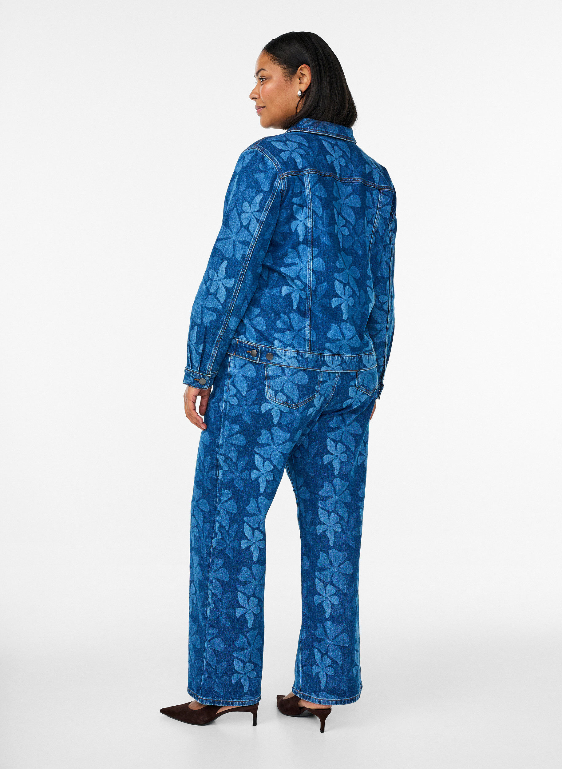 Zizzifashion Myra jeans in floral denim with a wide fit, Blue, Model image number 1