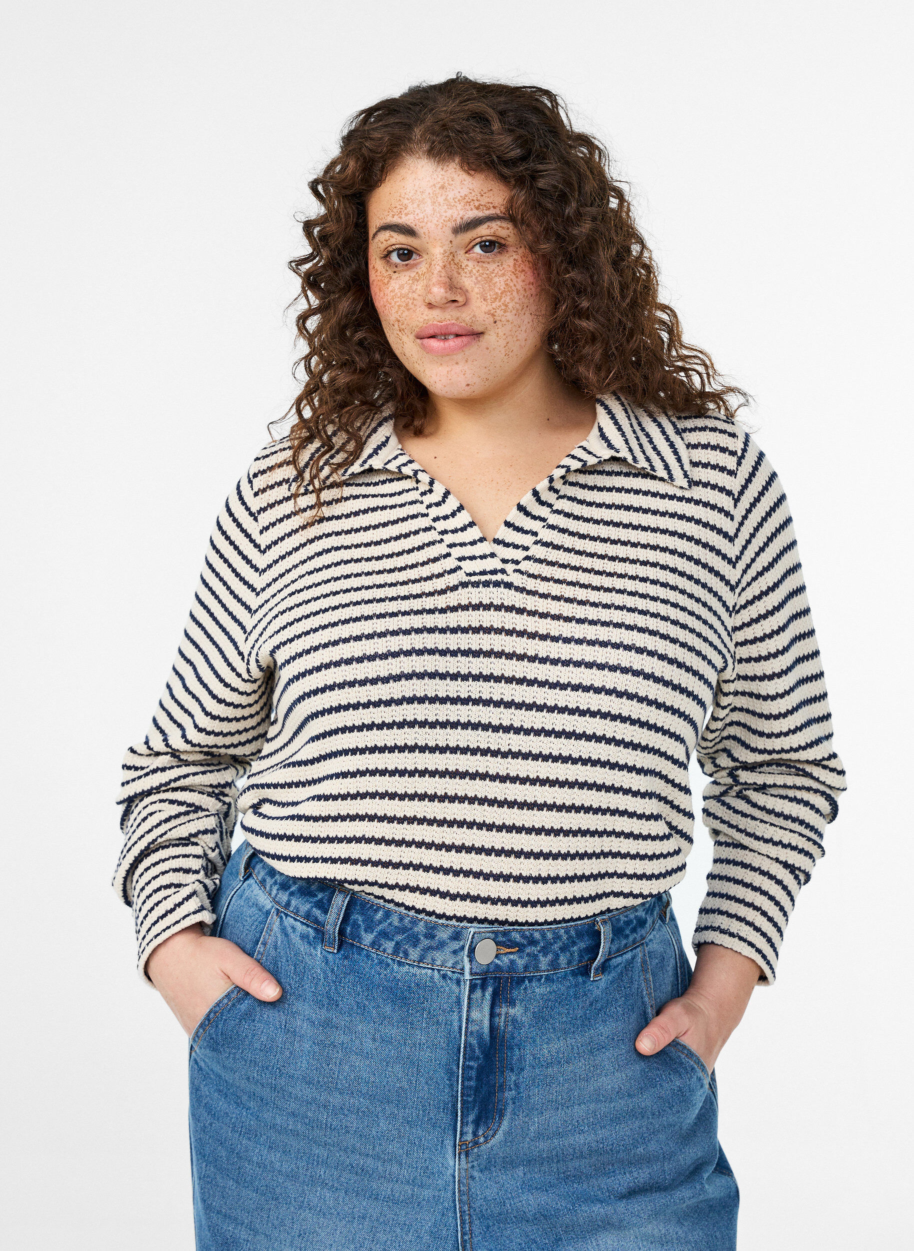 Striped jersey blouse with a collar and V-neck, Beige, Model