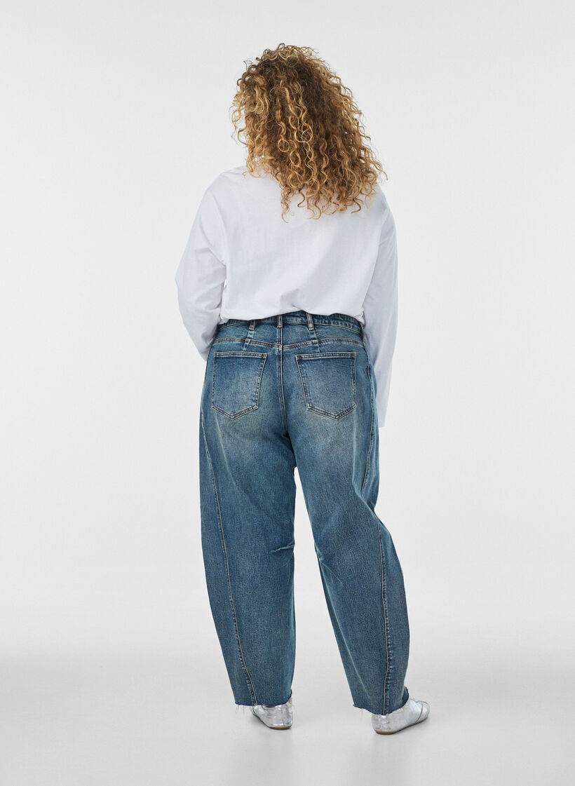 Barrel fit jeans with a distressed wash, Blue, Model