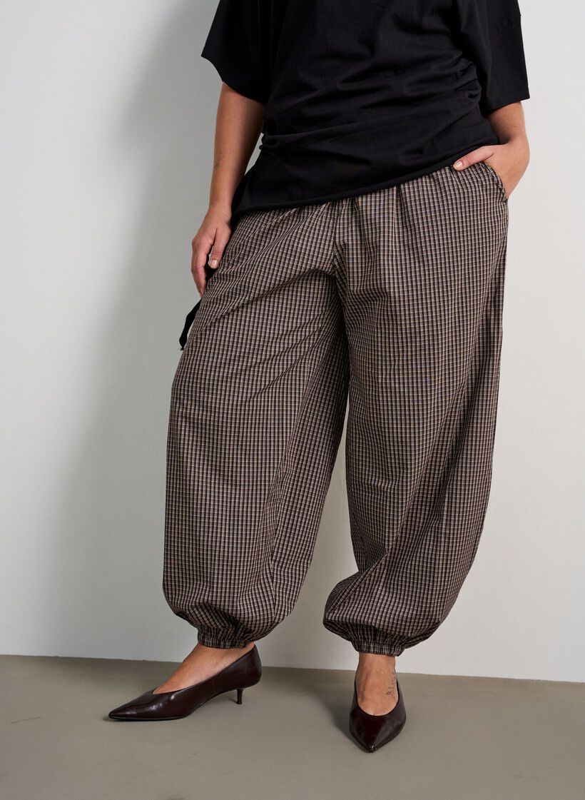 Balloon trousers with a high waist and all-over pattern, Brown, Model image number 2