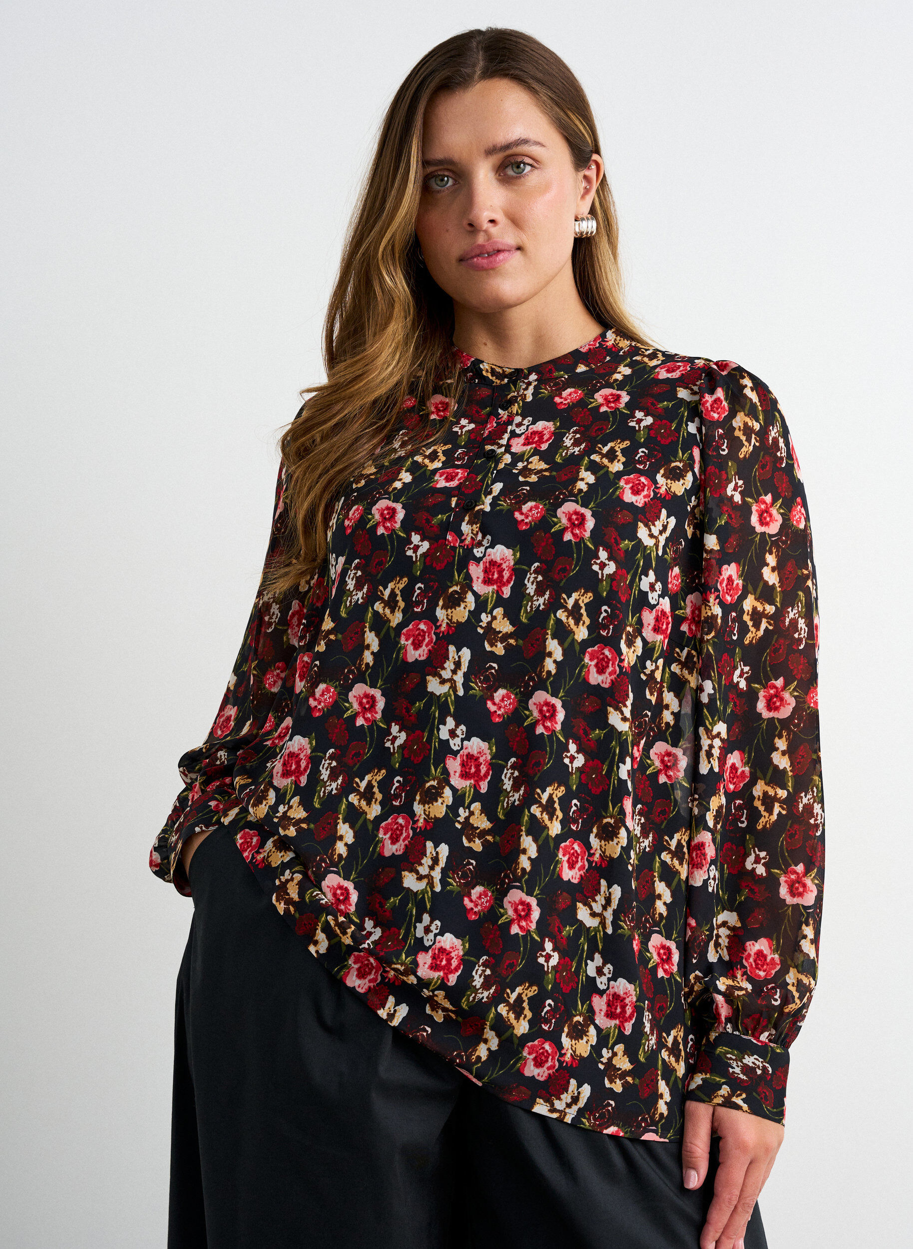 Blouse with all-over print and short button placket, Rose, Model