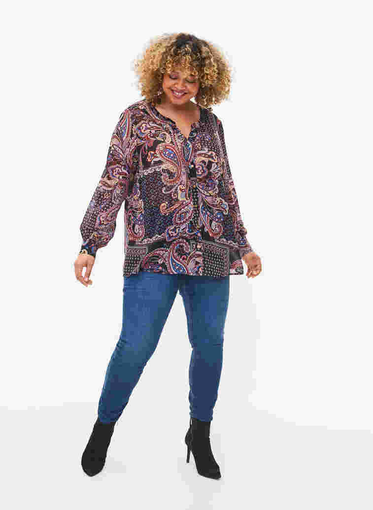Printed v-neck shirt, Black/Brown Paisley, Model image number 2