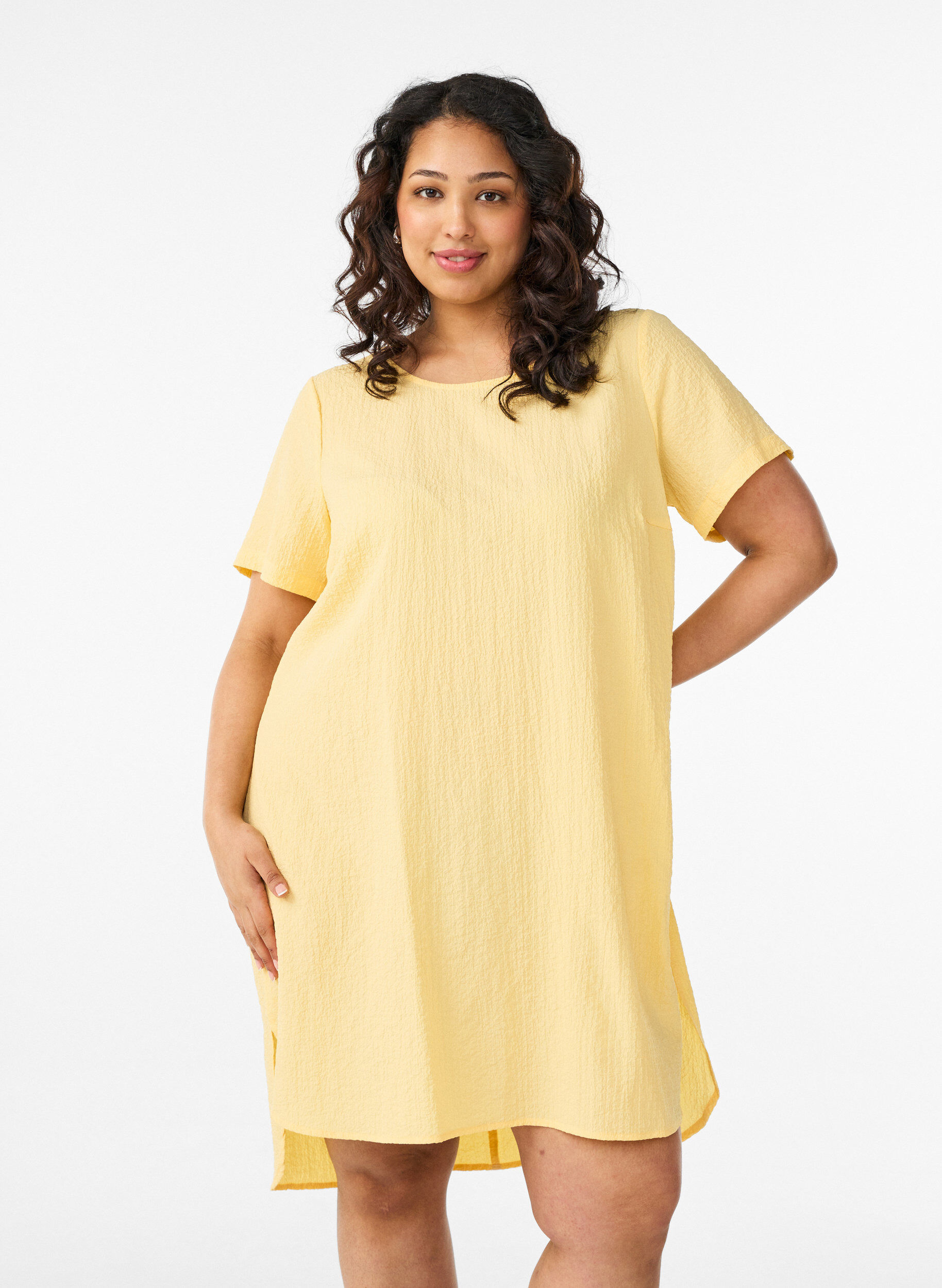 Short dress with a crinkled texture and short sleeves, Yellow, Model