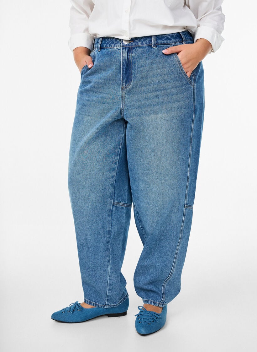 High-waisted barrel jeans, Blue, Model