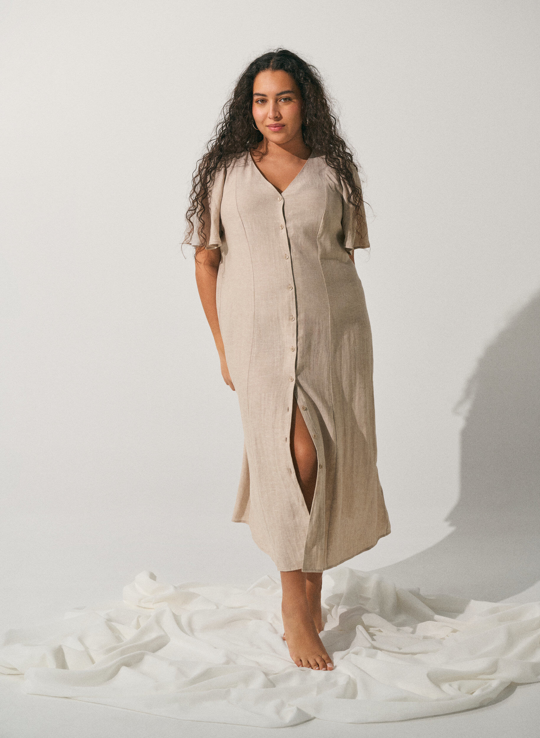 Midi dress in linen and viscose with ruffle sleeves
