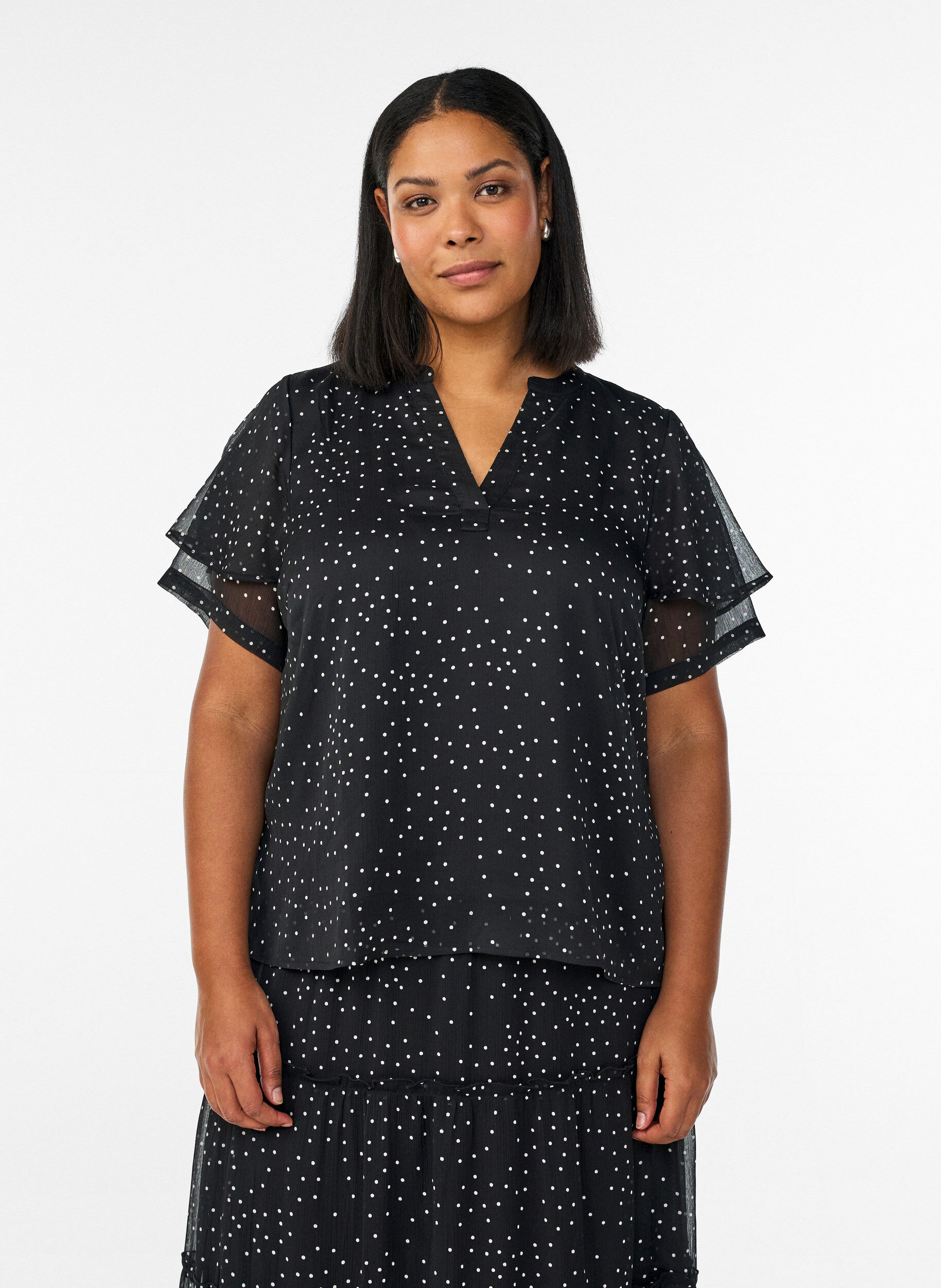 Chiffon blouse with polka dots and ruffle sleeves, Black, Model
