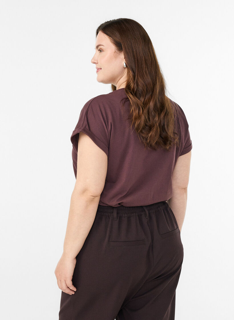 Short-sleeved t-shirt in a cotton blend, Dark Bordeaux, Model image number 2