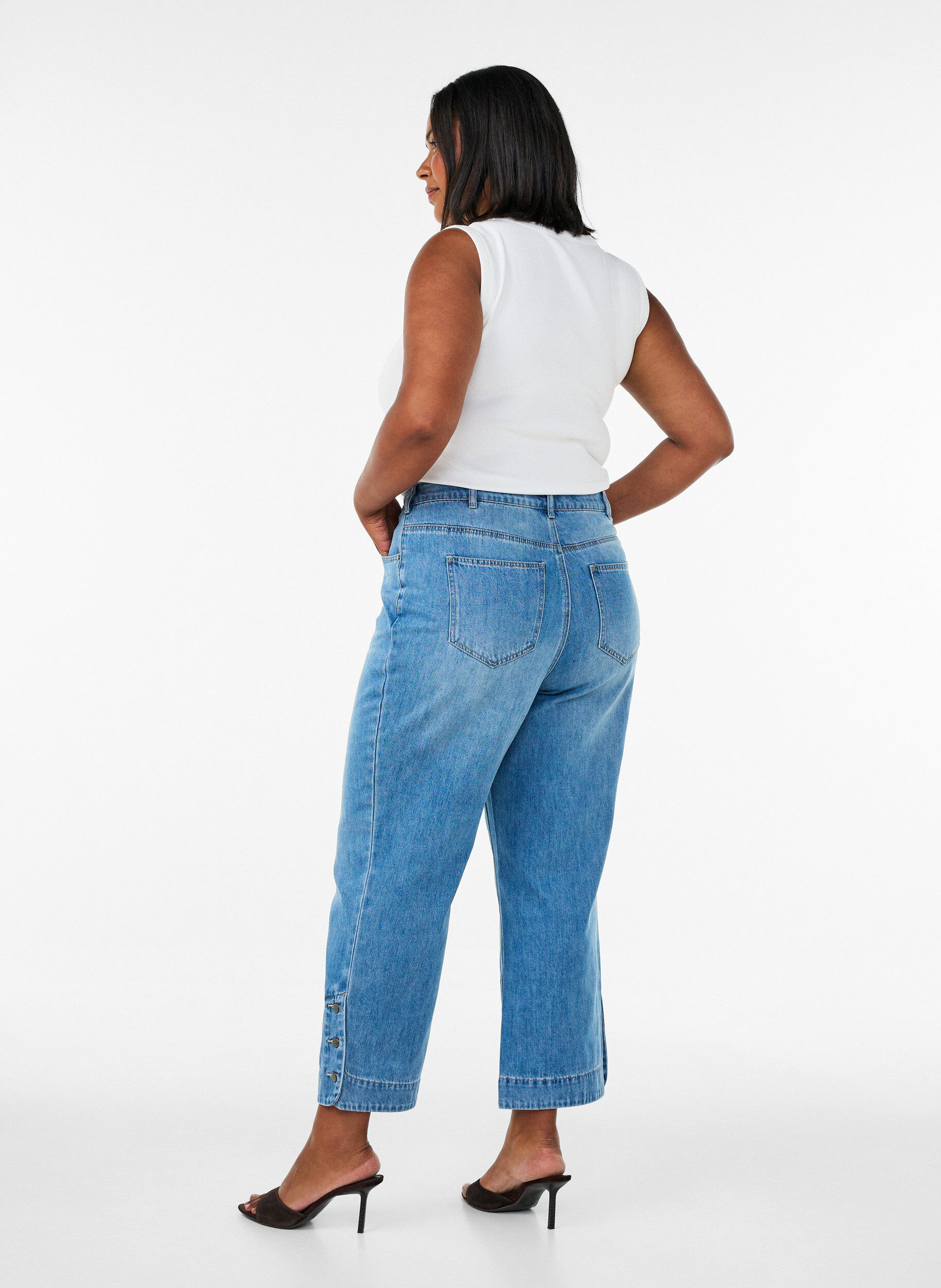 ZizzifashionCropped Kiana jeans with straight fit and button details, Light Blue, Model image number 1