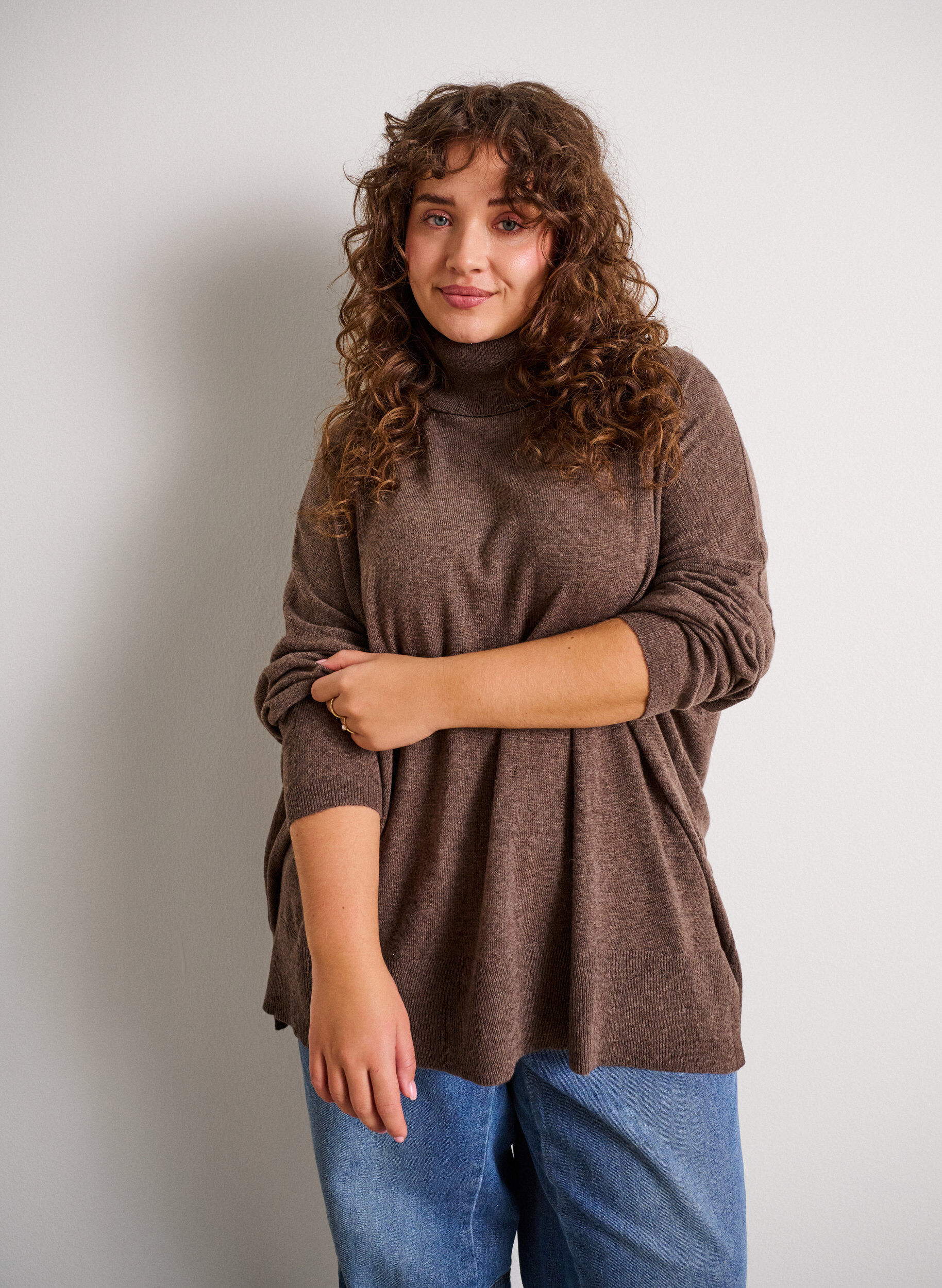 Turtleneck jumper with a loose fit, Brown, Model