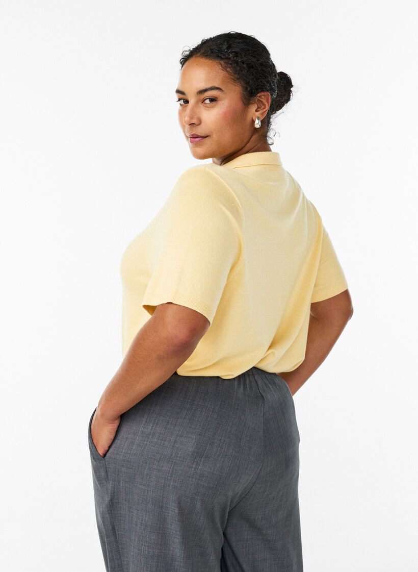 Fine-knit polo shirt with short sleeves, Yellow, Model