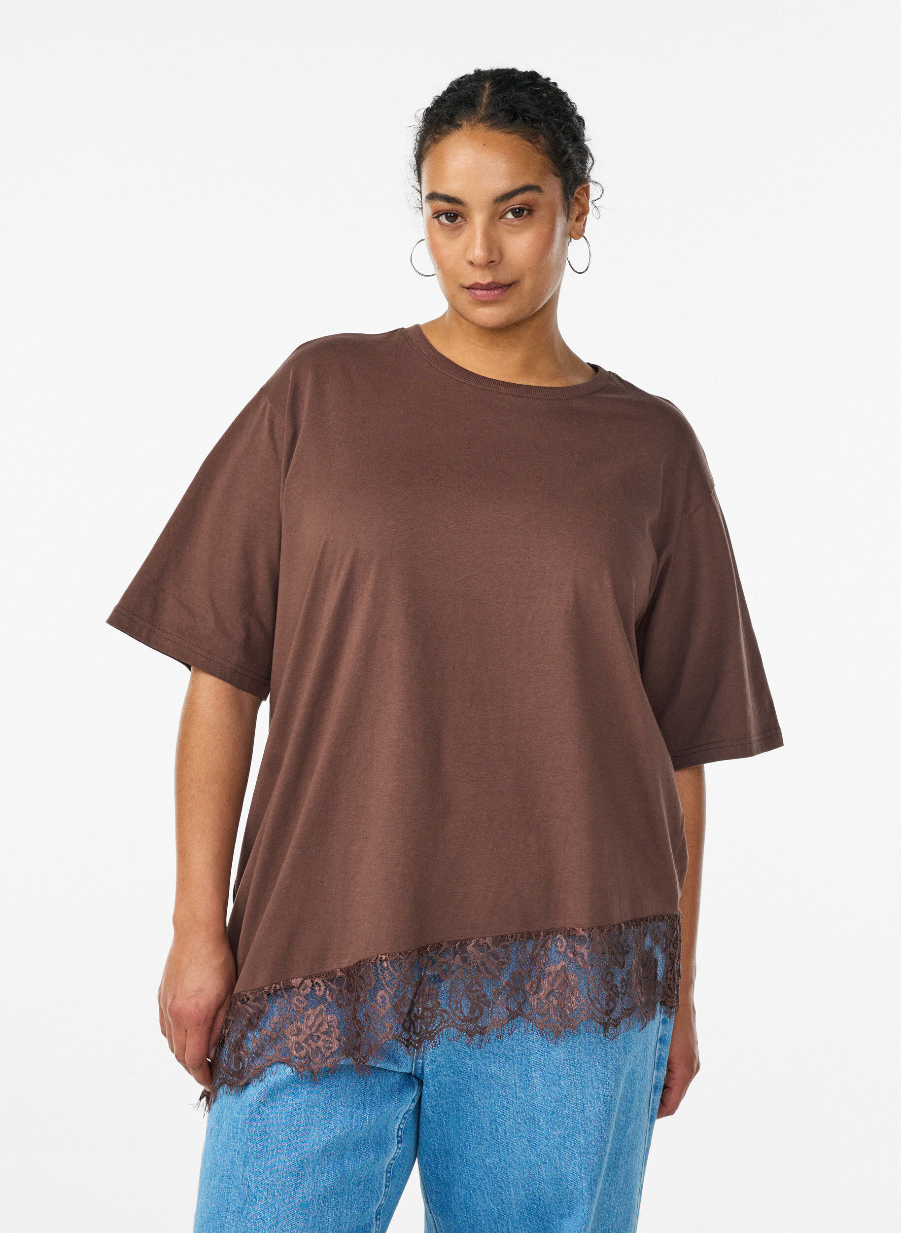 T-shirt with asymmetric lace hem, Brown, Model