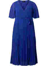 Pleated midi dress with short sleeves