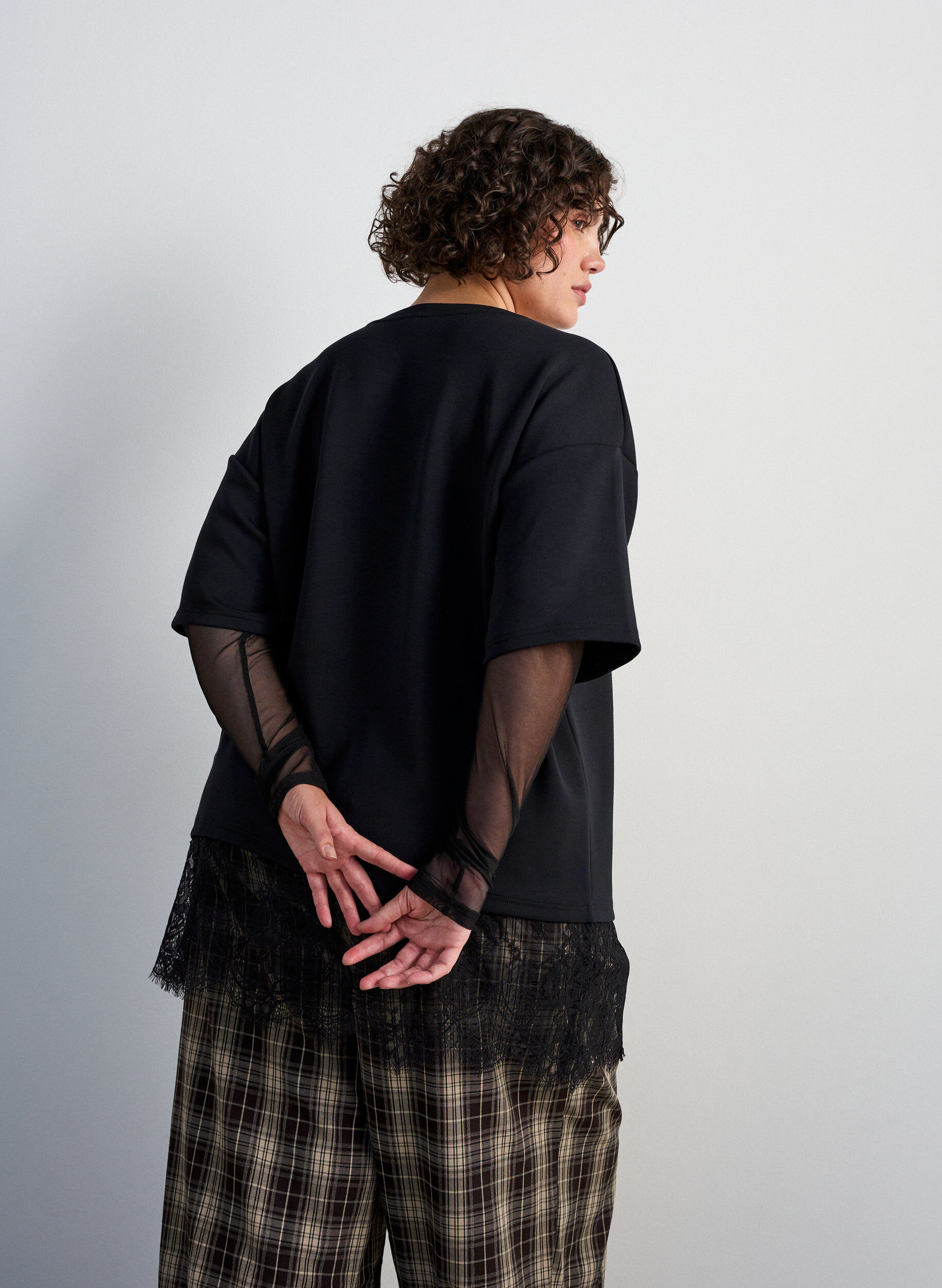 ZizzifashionBlouse with mesh sleeves and lace trim, Black, Model image number 2