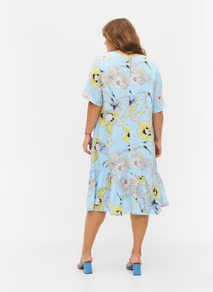 Short-sleeved floral viscose dress, Light Blue AOP, Model image number 1