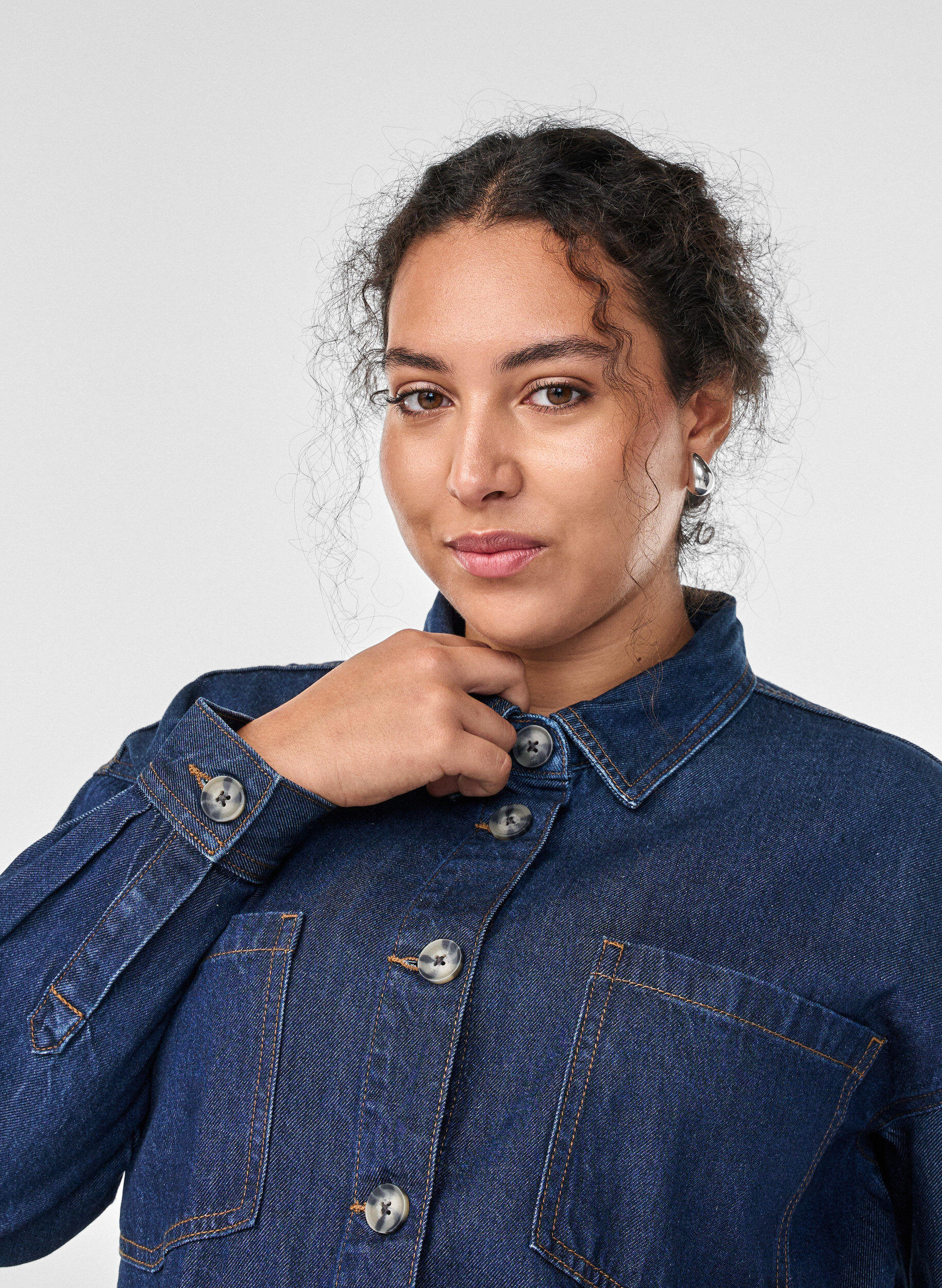Zizzifashion Loose denim shirt with chest pockets, Blue, Model image number 3
