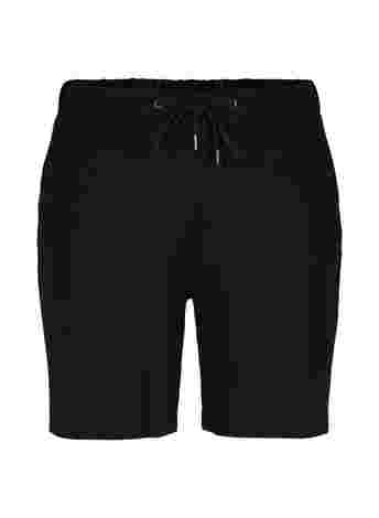 Loose shorts with drawstring and pockets