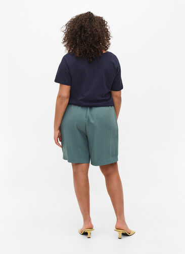Loose viscose shorts, Balsam Green, Model image number 0