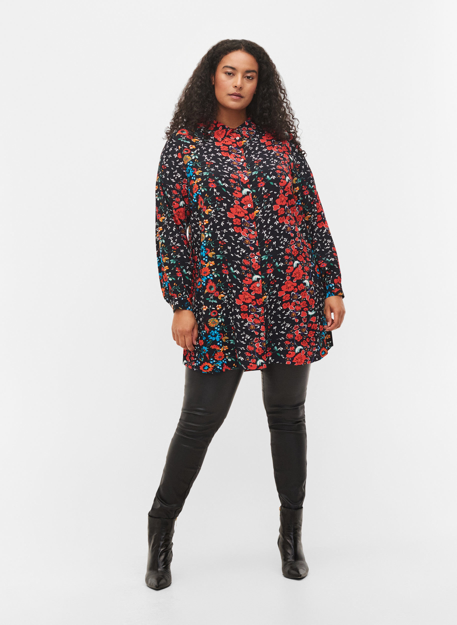 Zizzifashion Long viscose shirt in floral print, Black Flower, Model image number 2