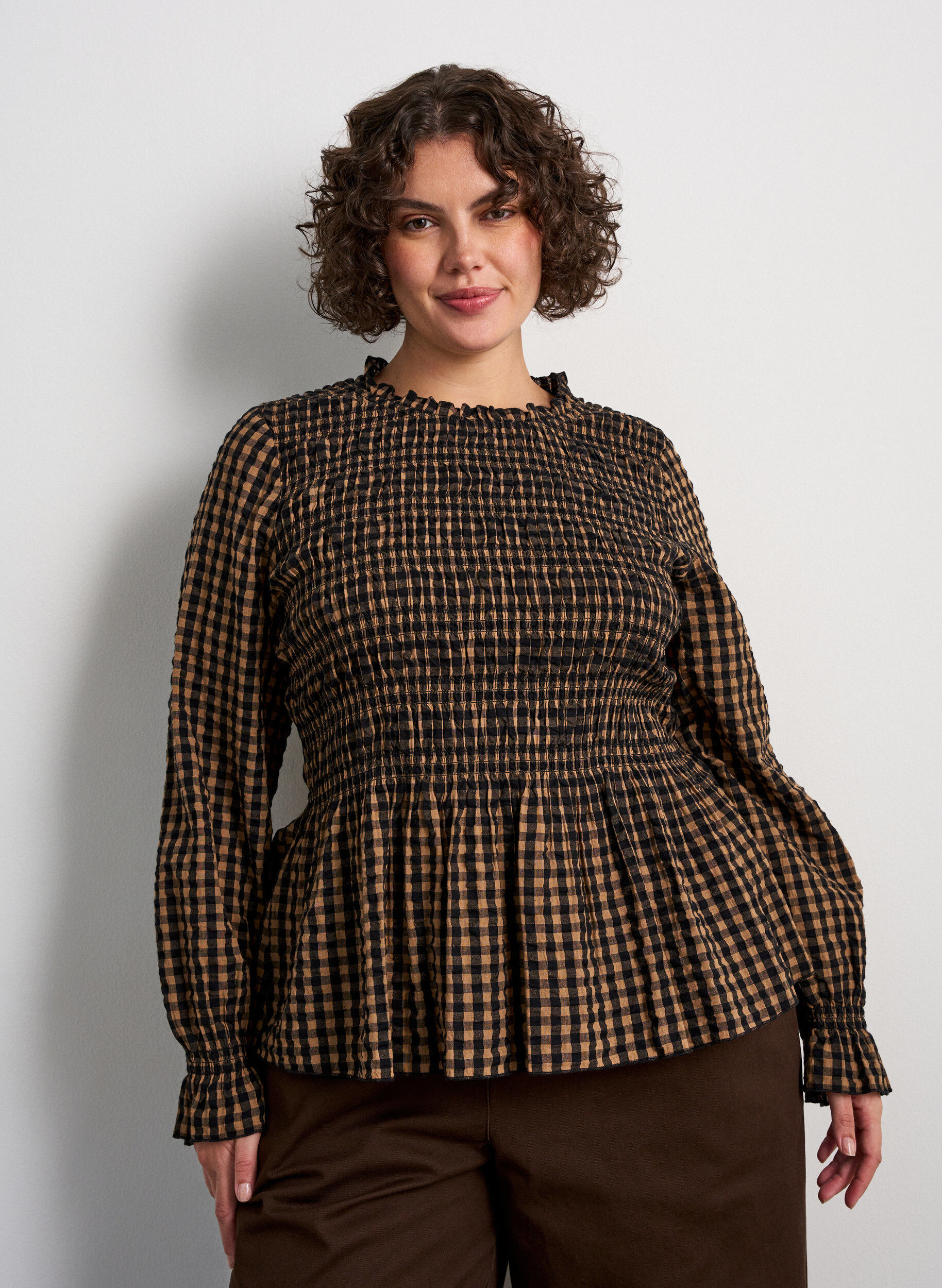 Checked blouse with smocking and peplum, Brown, Model