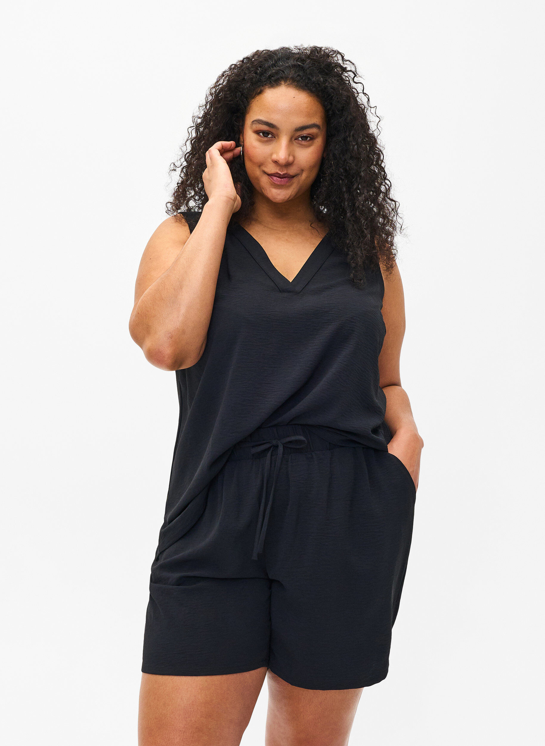 Shorts with pockets and elastic waistband, Black, Model