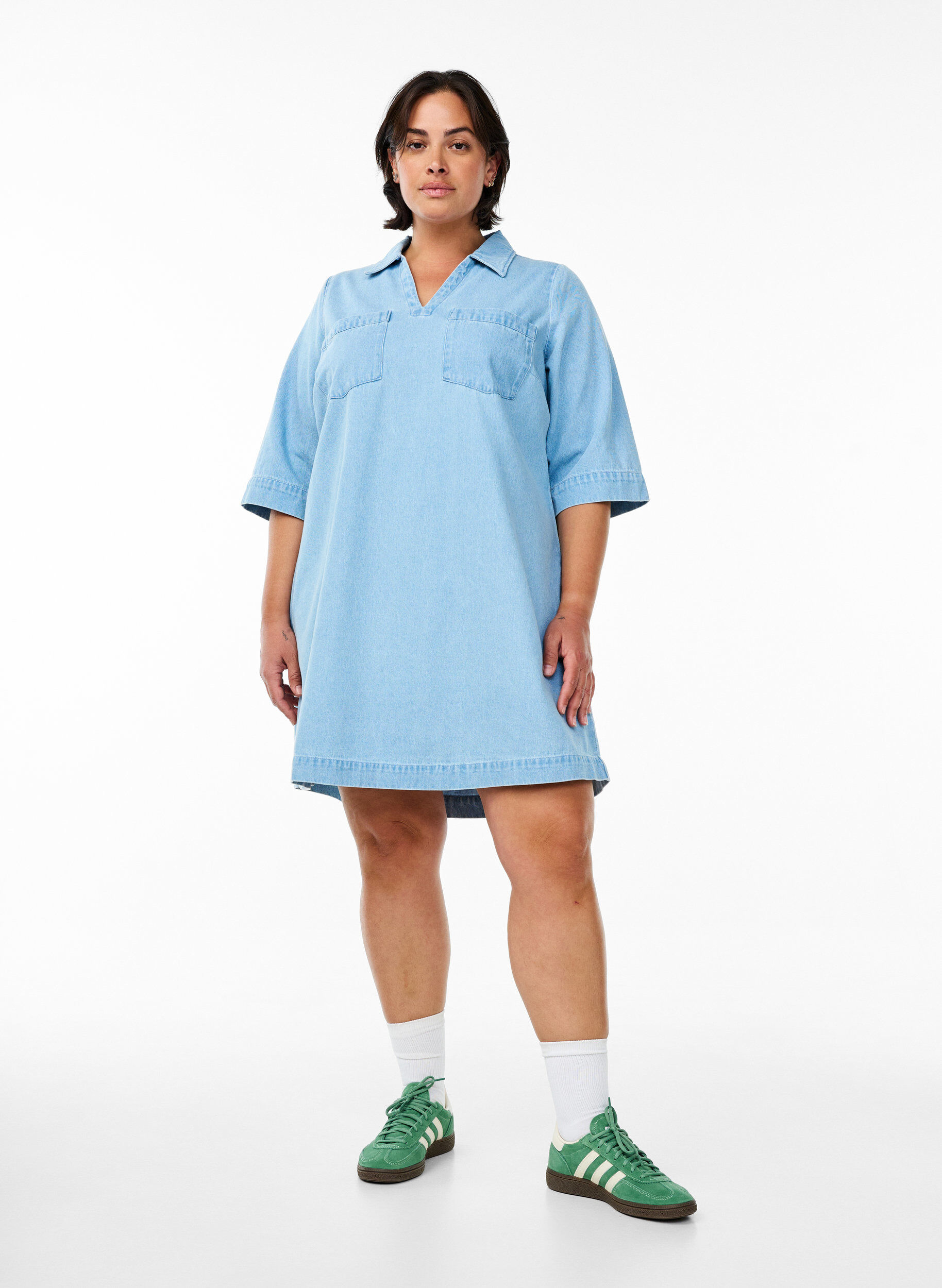 Zizzifashion Short denim dress with a collar and V-neck, Light Blue, Model image number 1