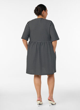Dress with a ribbed texture and an empire line - White - Sz. 40-64 - Zizzifashion Dress with a ribbed texture and an empire line - White - Sz. 40-64 - Zizzifashion