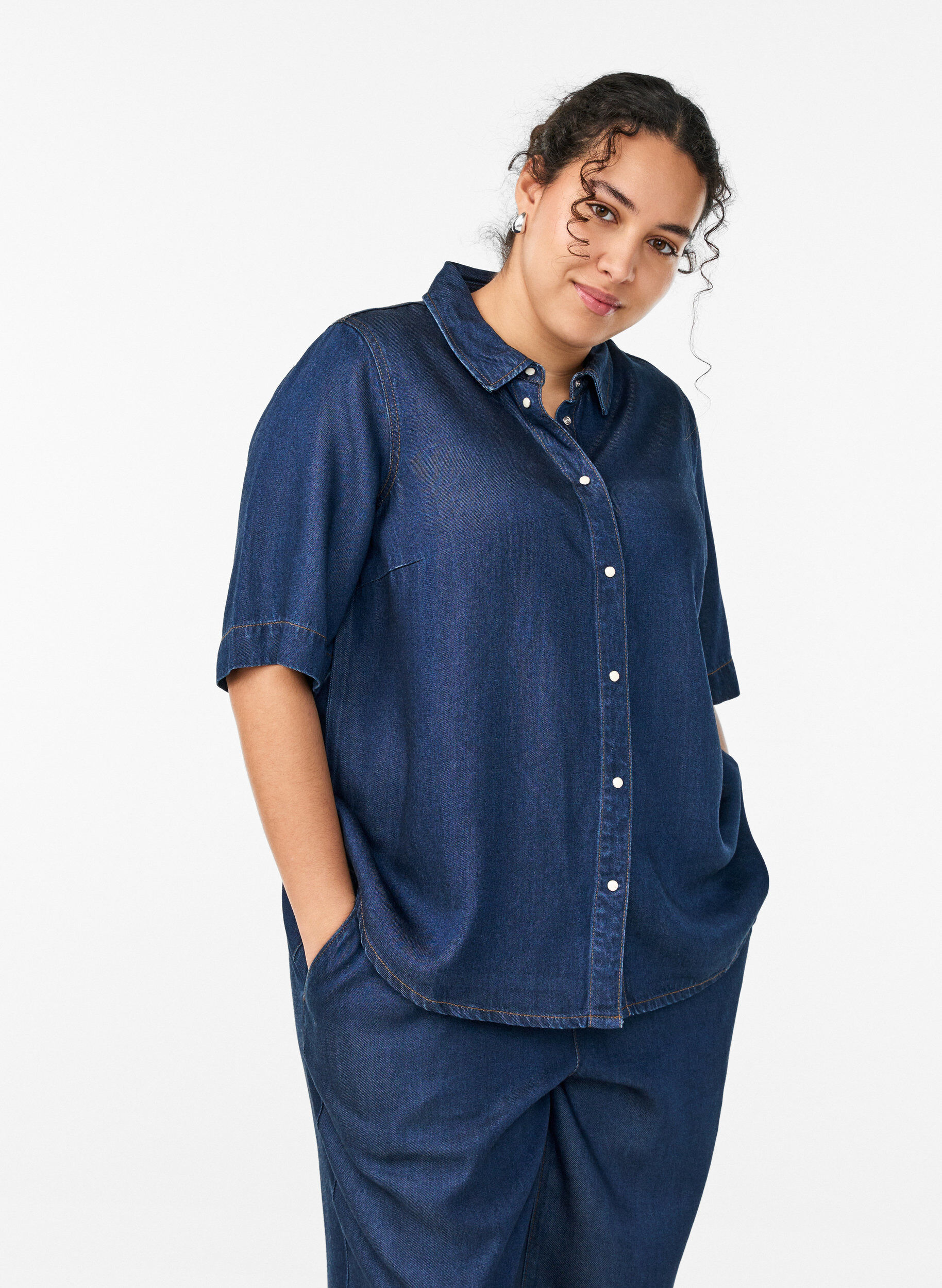 Short-sleeved denim-look lyocell shirt, Blue, Model
