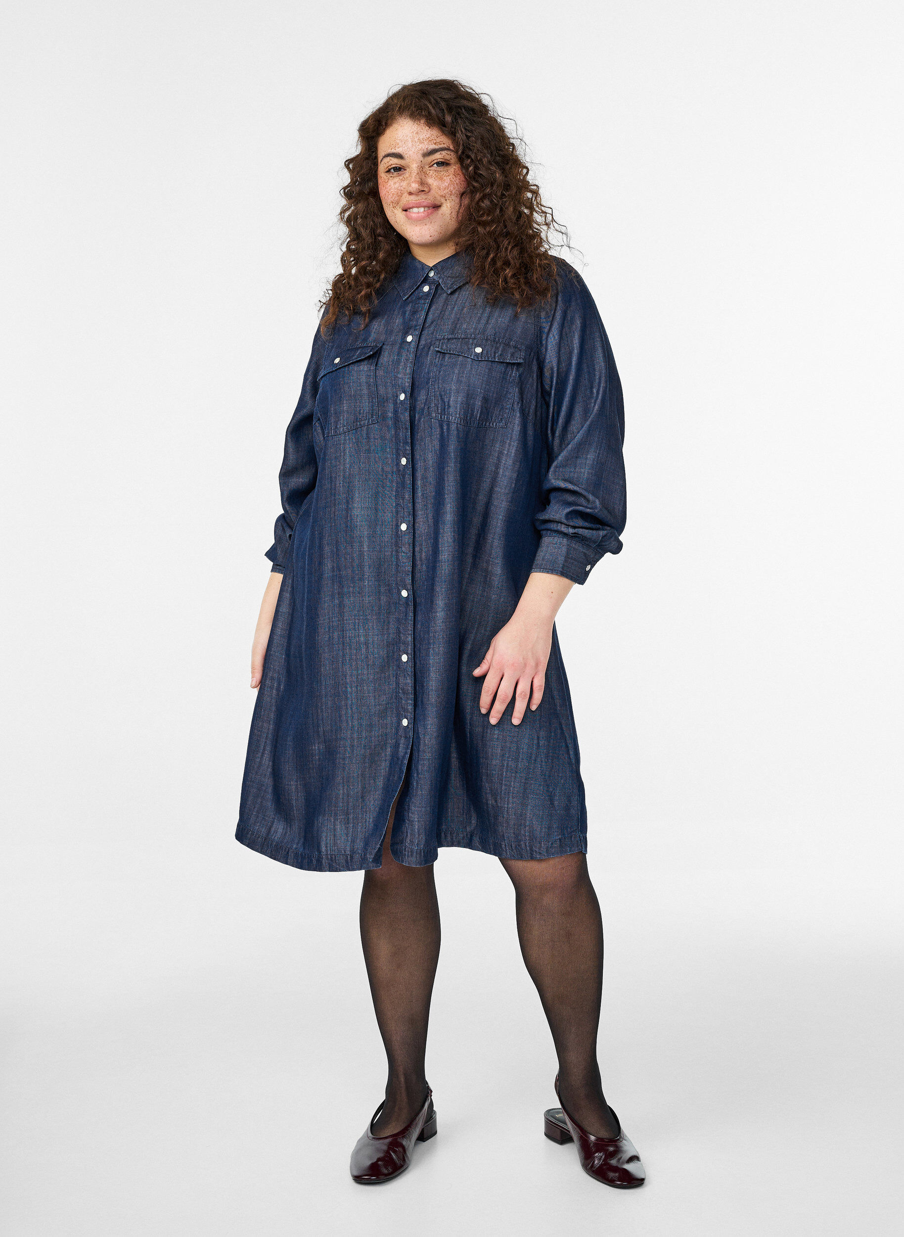 Short denim dress in lyocell with press studs, Blue, Model