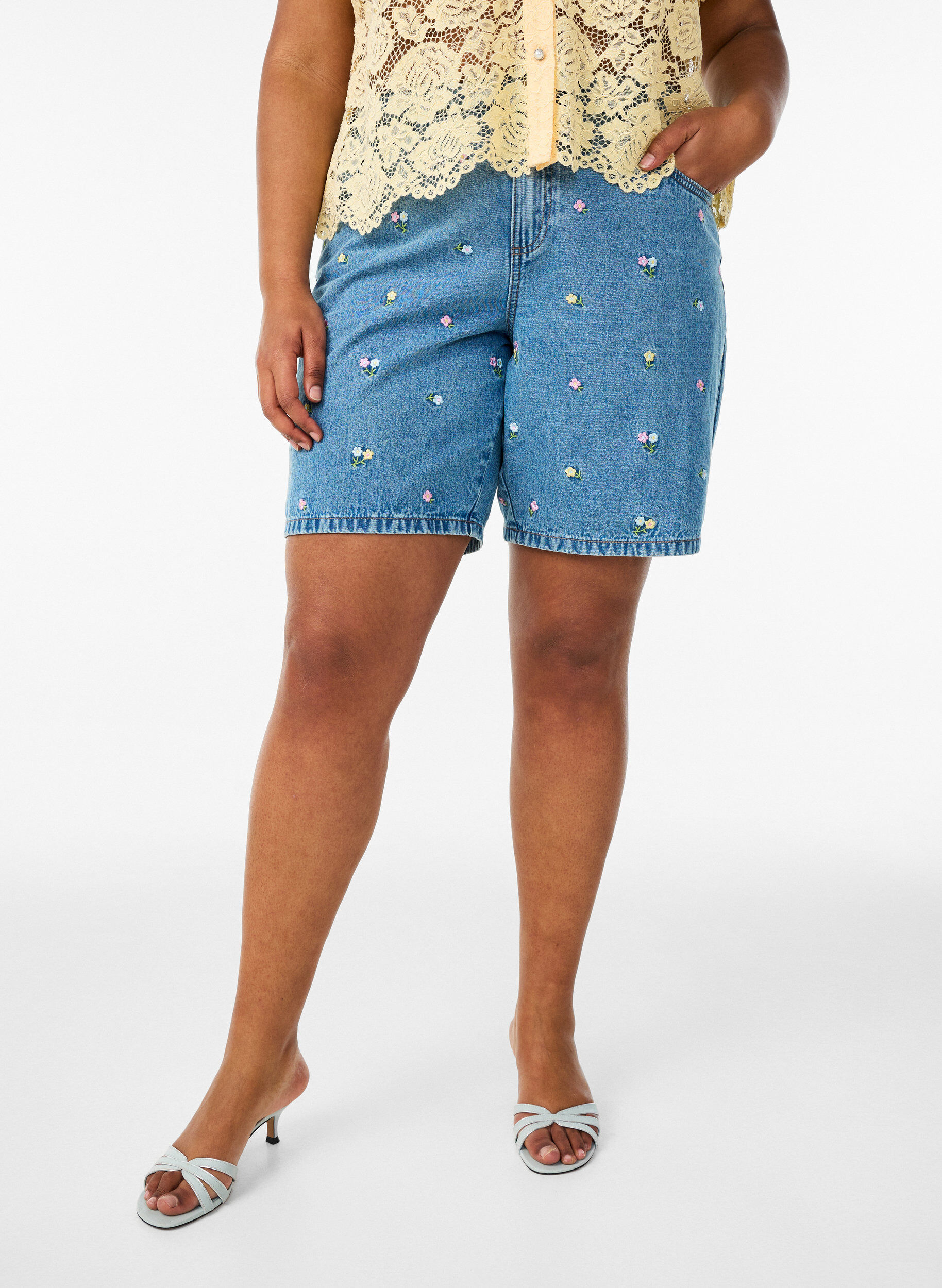 ZizzifashionDenim shorts with embroidered flowers, Light Blue, Model image number 3
