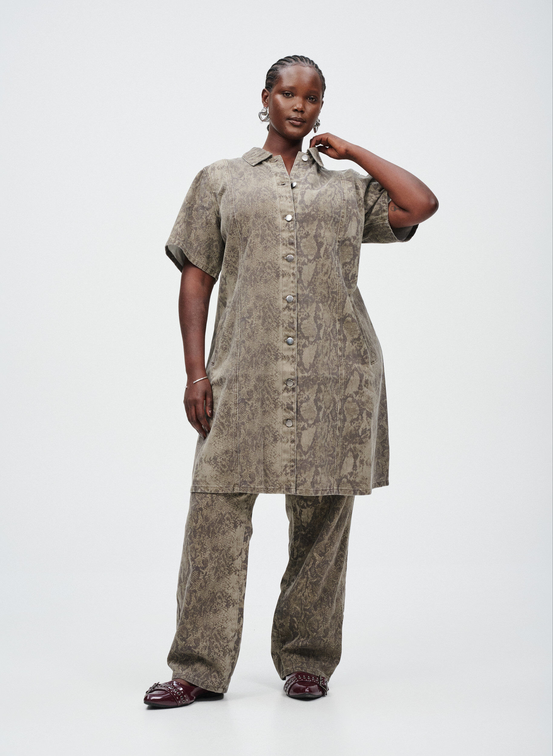 Zizzifashion Short denim shirt dress with snake print, Brown, Image image number 0