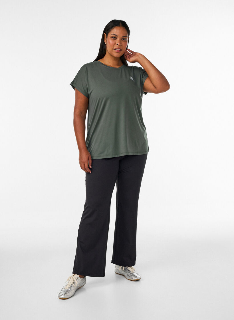 Solid-coloured training T-shirt, Green, Model image number 1