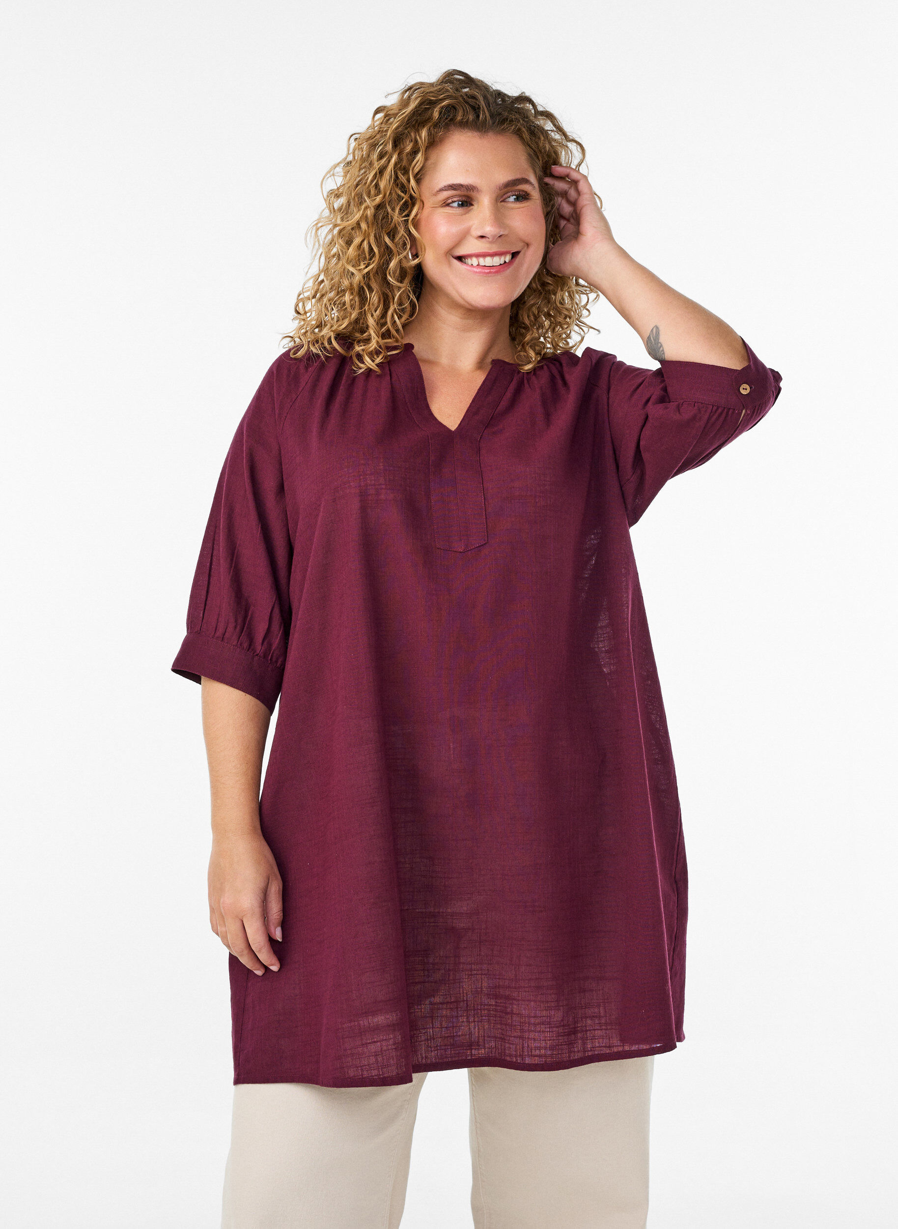 Cotton tunic with a V-neck, Red, Model