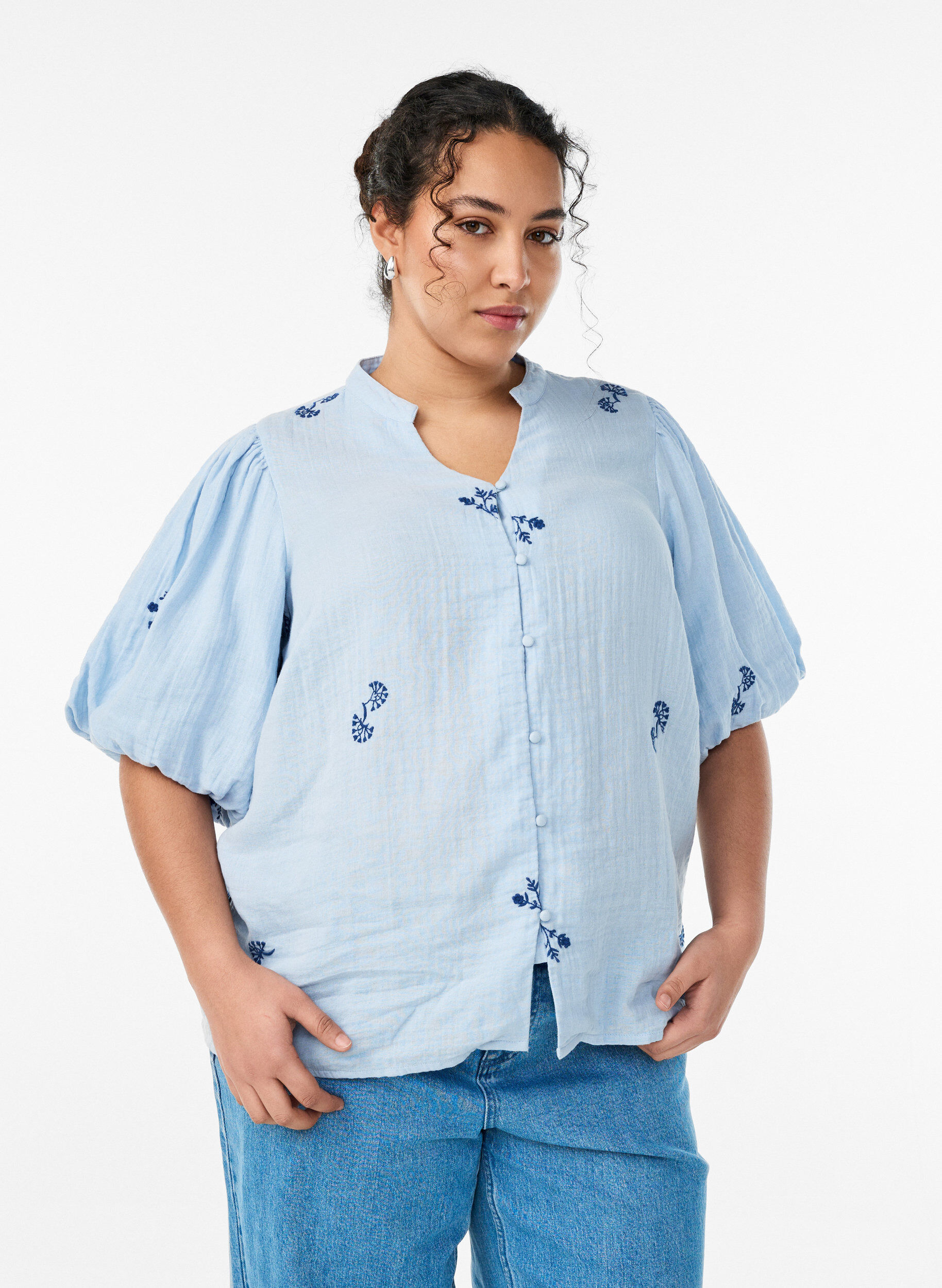 Zizzifashion Blouse in cotton muslin with balloon sleeves and embroidered details, Light Blue, Model image number 0