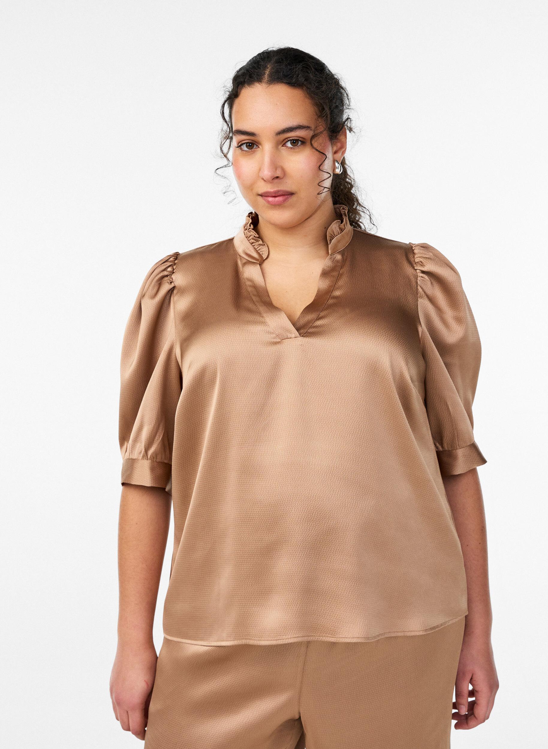 Zizzifashion Satin-look blouse with 1/2 sleeves and a ruffle collar, Brown, Model image number 0