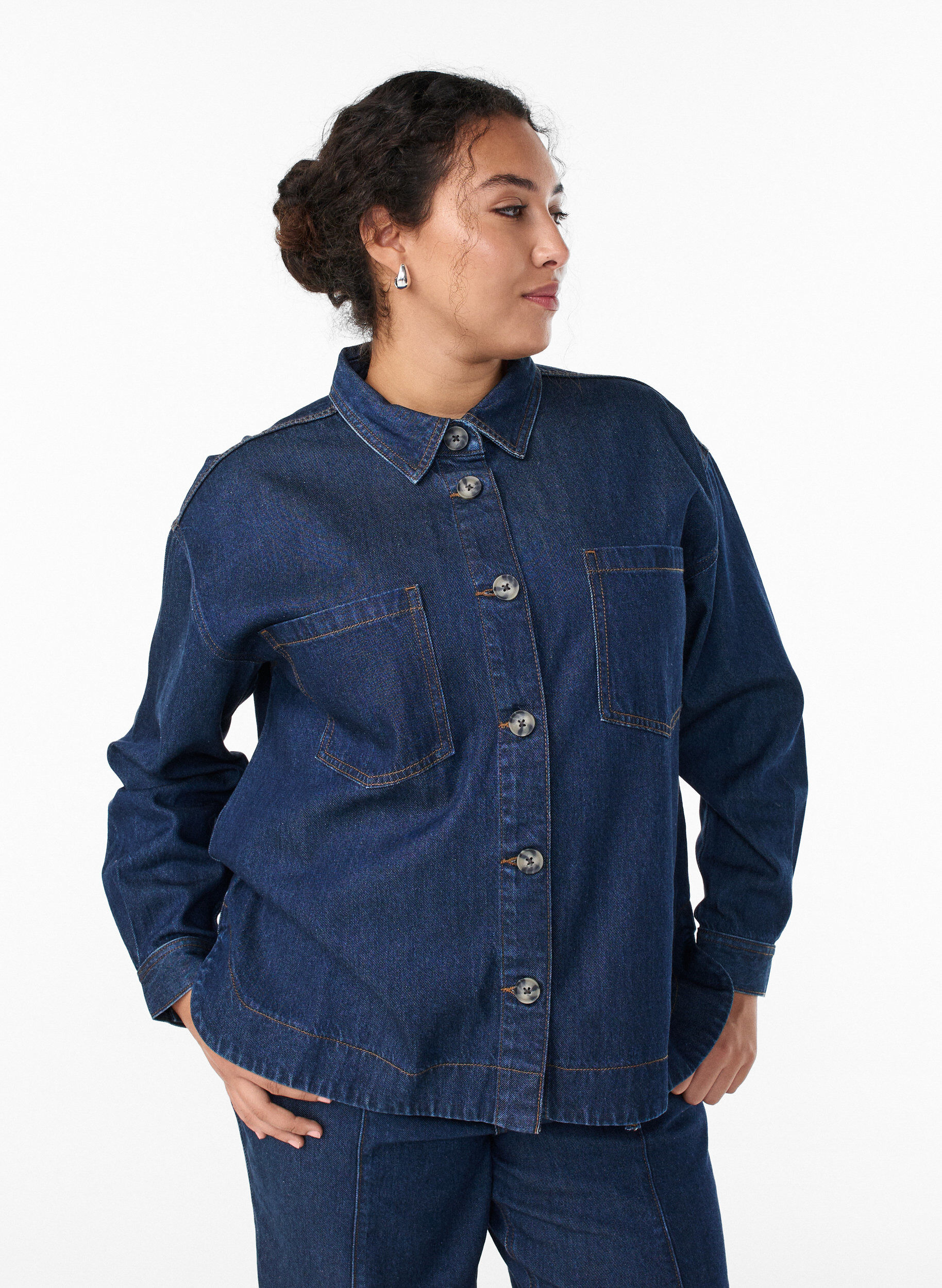 Loose denim shirt with chest pockets, Blue, Model