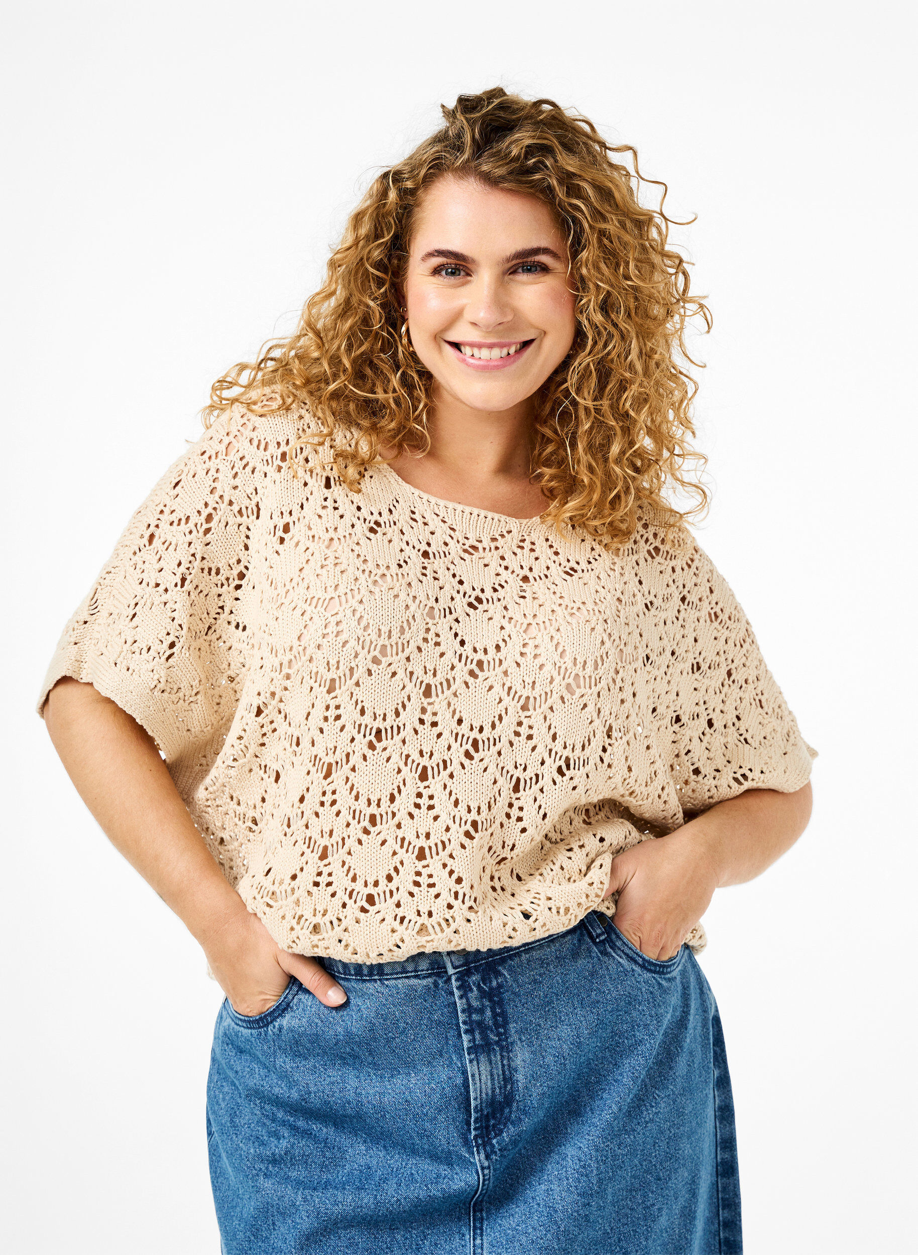 Knitted blouse with short bat sleeves, Beige, Model
