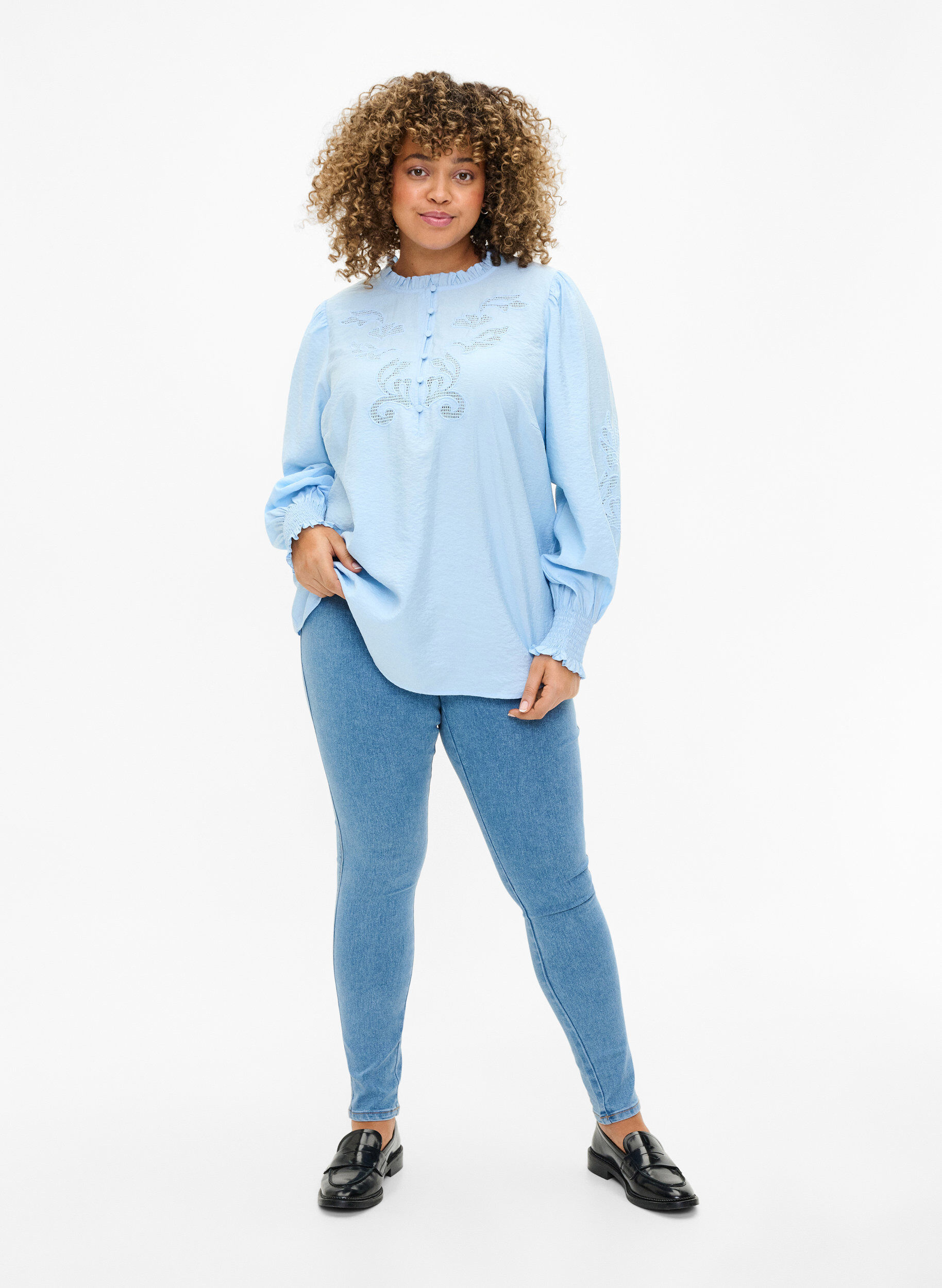 Zizzifashion Blouse with ruffles and broderie anglaise, Chambray Blue, Model image number 2