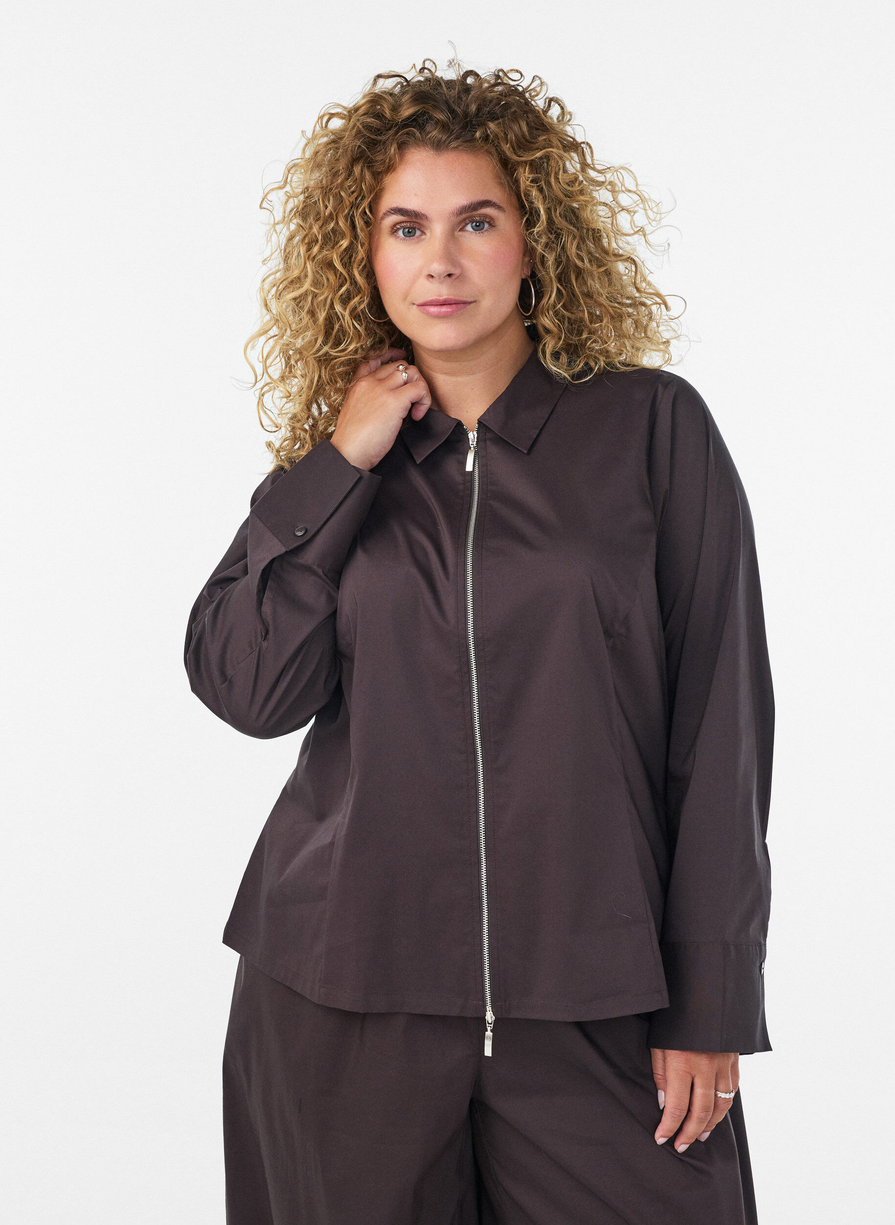 Short shirt with a two-way zip, Brown, Model