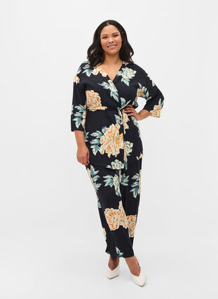Printed viscose kimono with 3/4 sleeves, Roses on Navy, Model image number 2