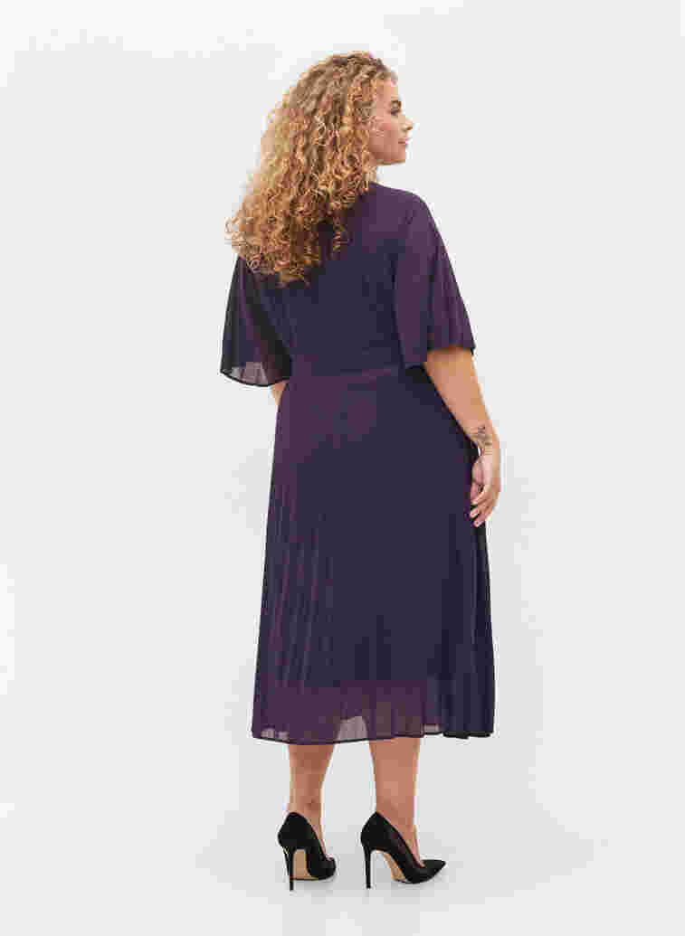 Short-sleeved pleated dress, Purple Velvet, Model